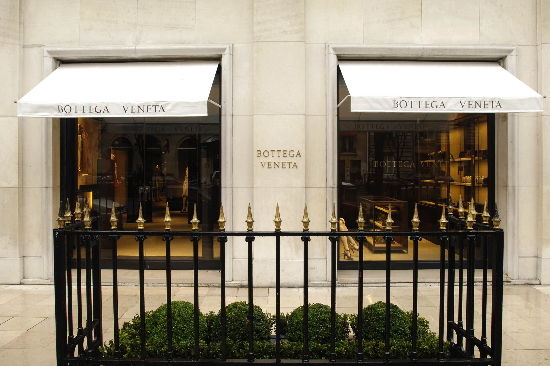 Luxury brand: il negozio di Bottega Veneta in centro a Parigi