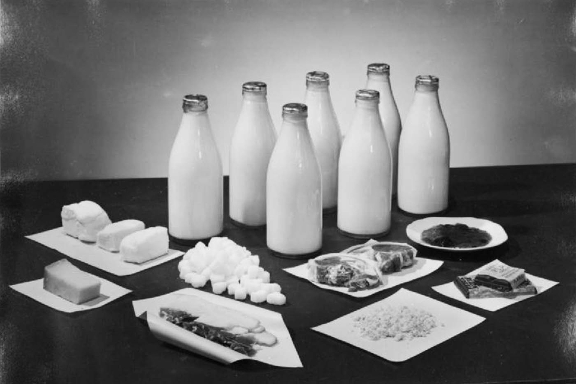 Personlig kost: mængden af ​​smør, mælk, bacon, svinefedt, sukker, ost, te og marmelade indtaget af to personer om ugen i Storbritannien under Anden Verdenskrig under rationering