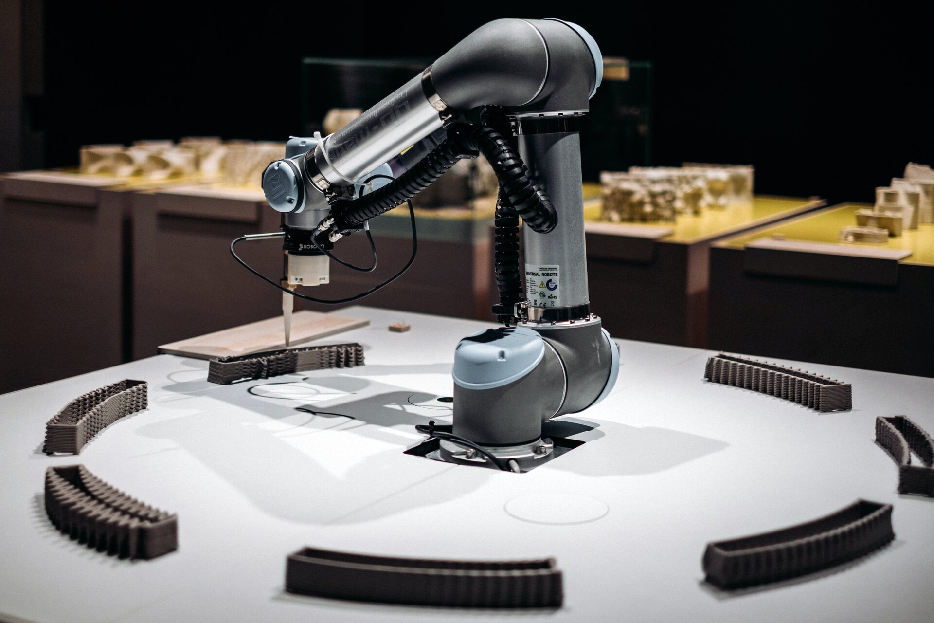 Futuro del lavoro: il combinato disposto fra AI e automazione, rappresentata da un braccio robotico in fabbrica, racchiude in sé un’aliquota di futuro