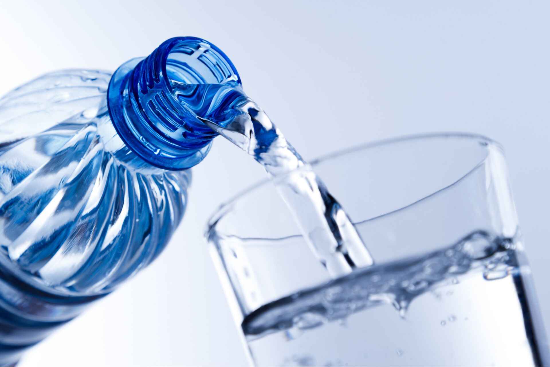 Digestione: bisogna consumare molta acqua a temperatura ambiente durante la giornata