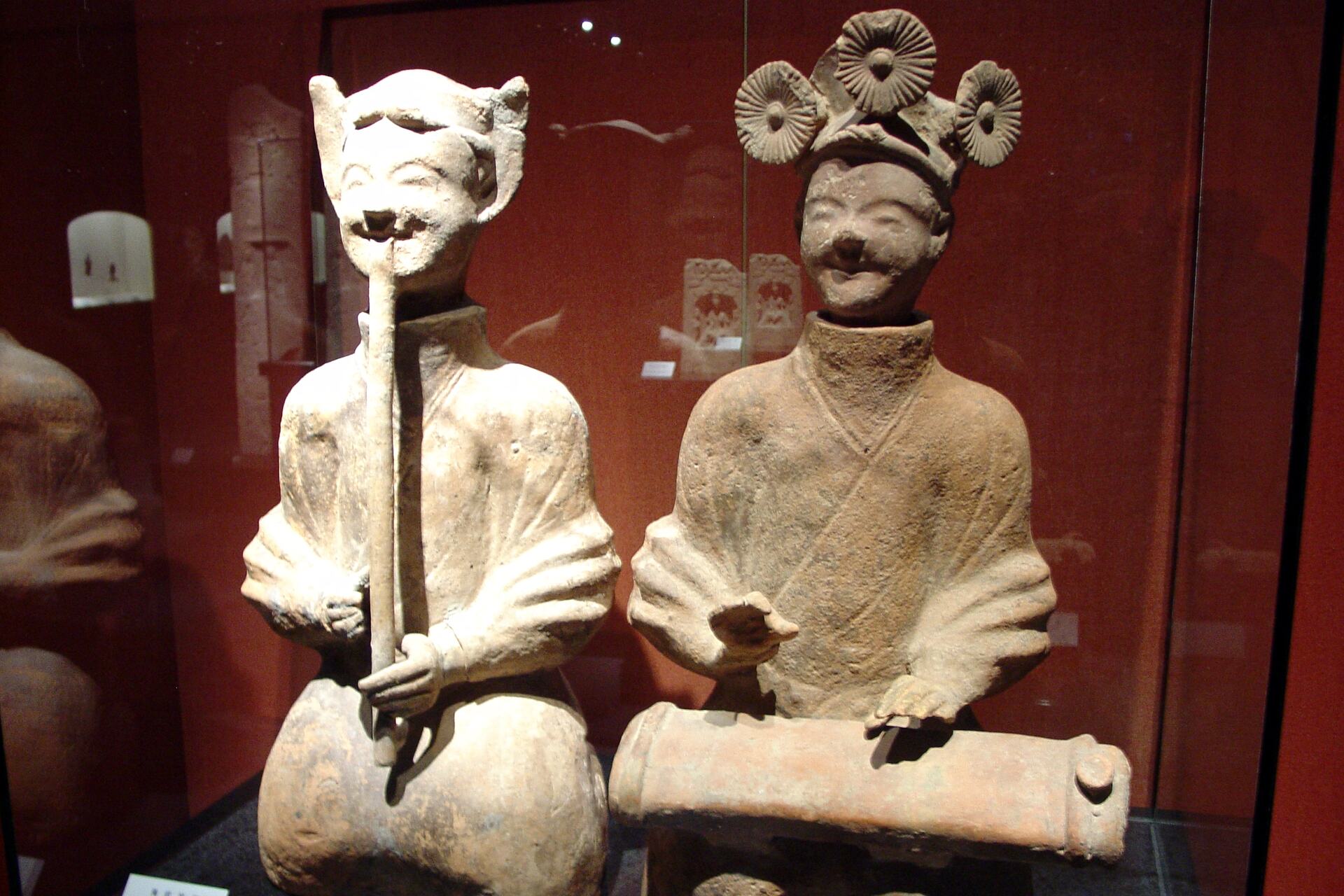 Musica: due musicisti della dinastia Han orientale (25-220 dopo Cristo) al Museo di Shanghai