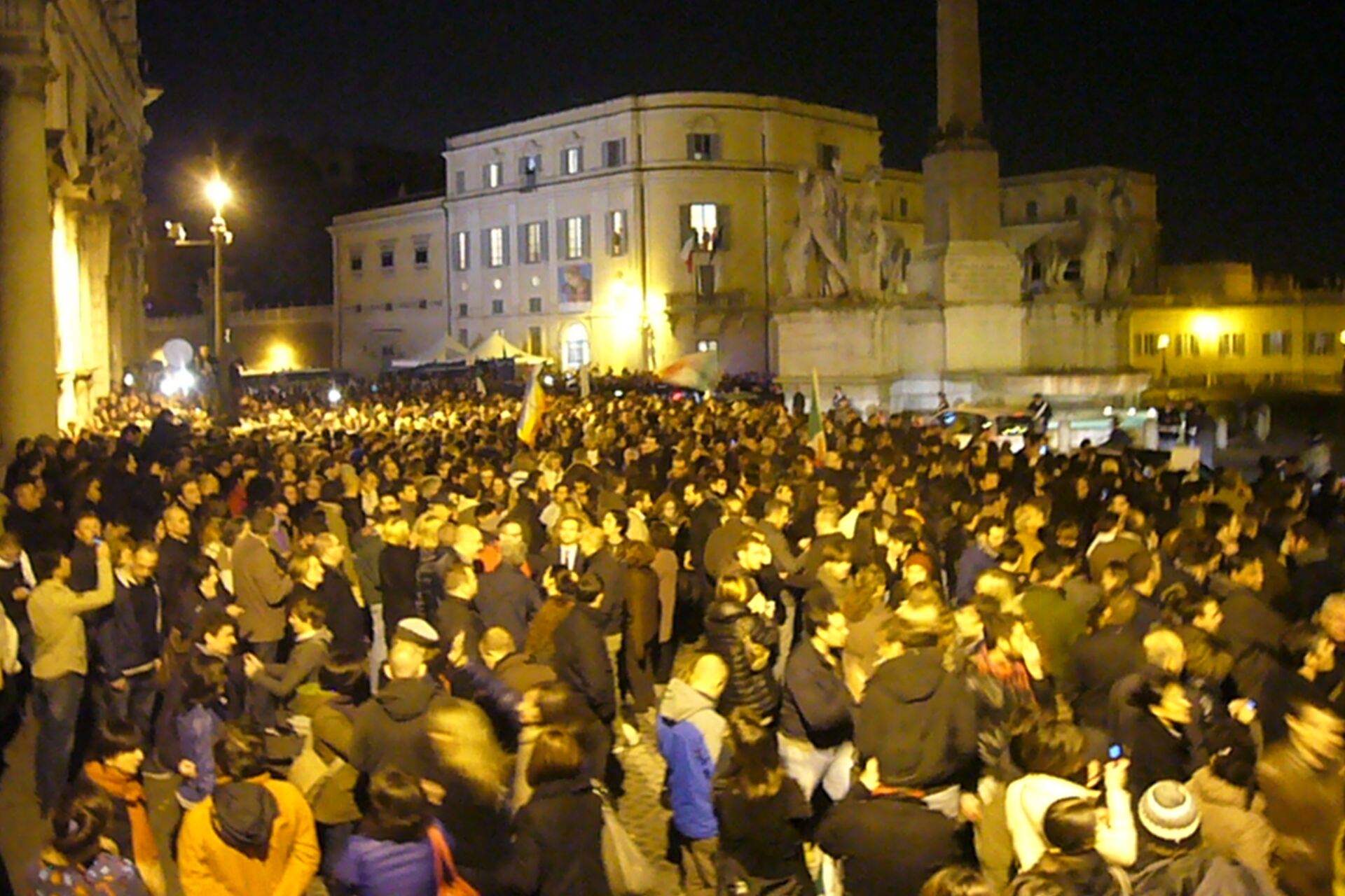 Berlusconi: gli "azzurri" in attesa di Silvio Berlusconi nella piazza antistante il Quirinale il 12 novembre 2011 in un fase di acuta crisi politica