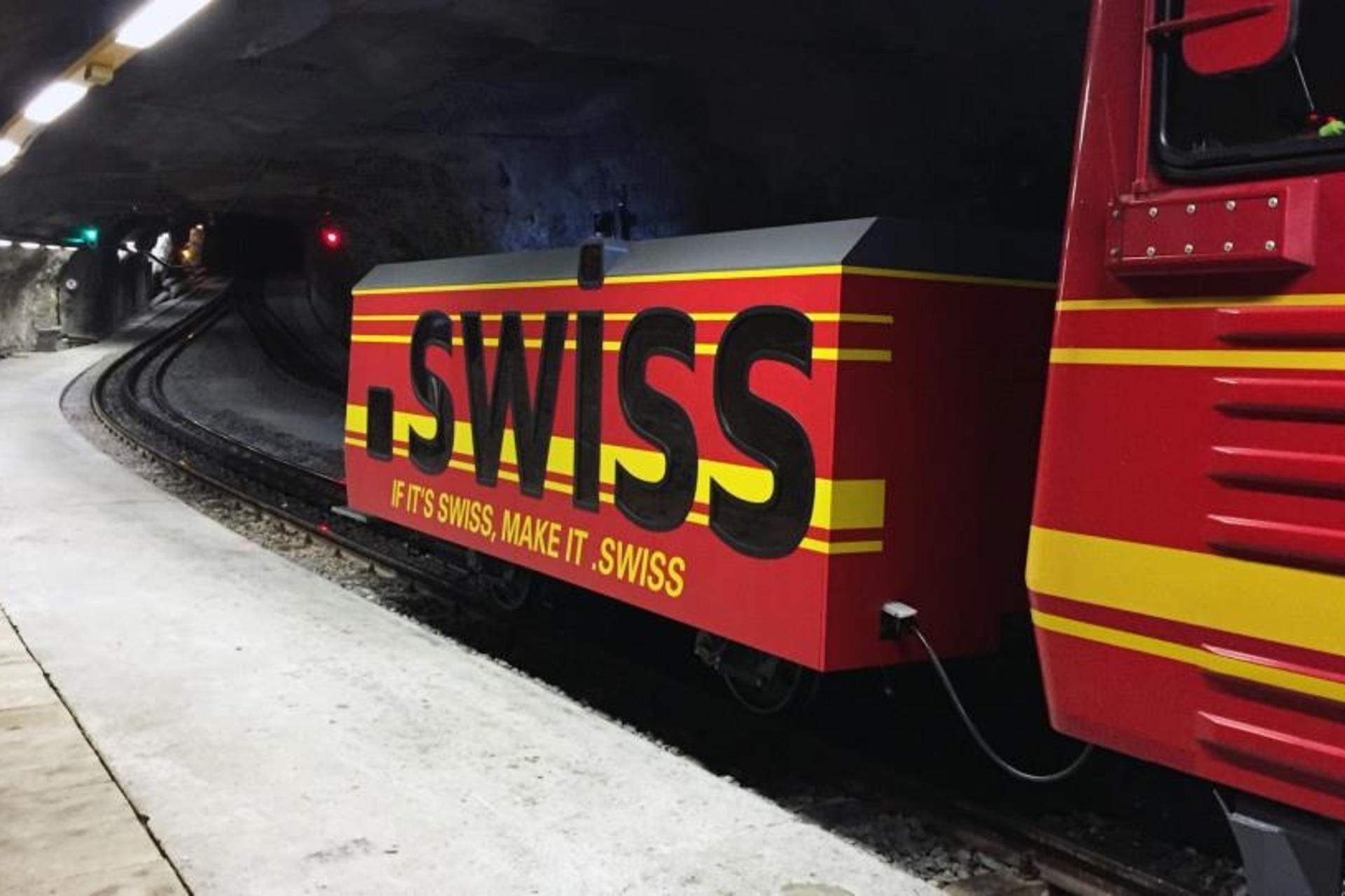 .swiss: il TLD “.swiss” della Svizzera rappresentato sul tender di un treno della ferrovia del passo dello Jungfraujoch