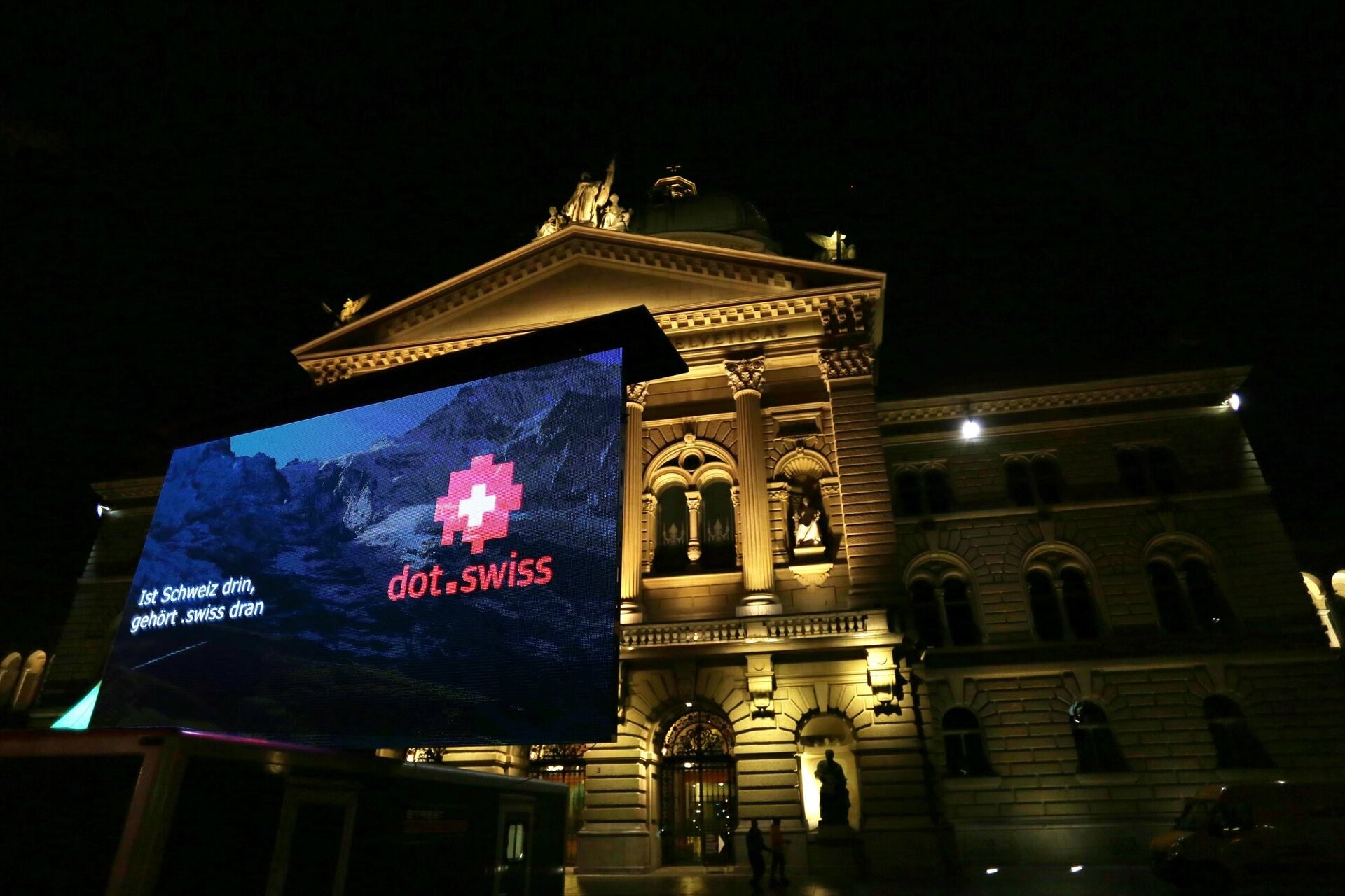 .swiss: il TLD “.swiss” della Svizzera rappresentato in notturna nella Piazza Federale della capitale a Berna
