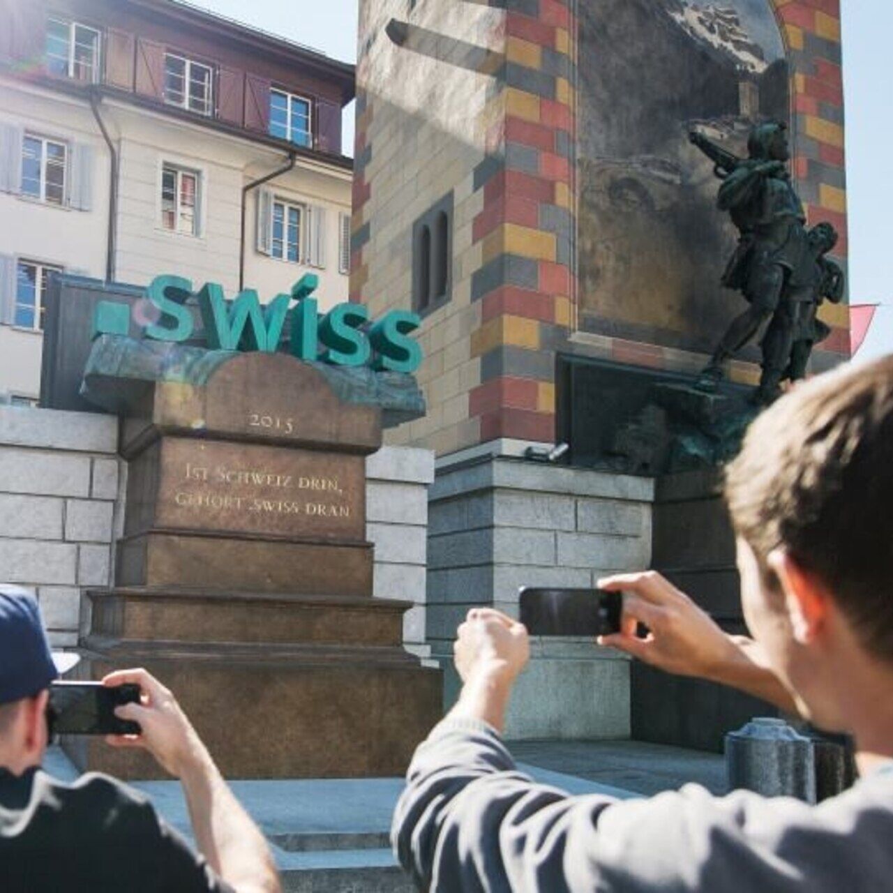 .swiss: Schweiziska toppdomänen ".swiss" representerad bredvid William Tell i Altdorfs historiska centrum