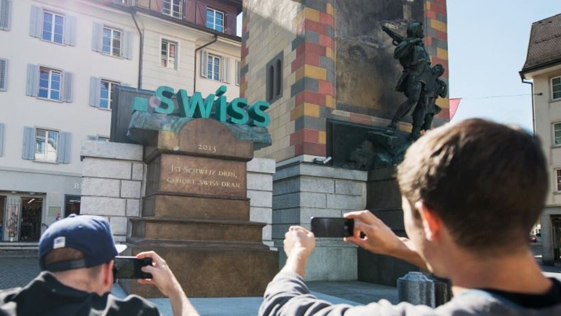 .swiss: il TLD “.swiss” della Svizzera rappresentato accanto a Guglielmo Tell nel centro storico di Altdorf