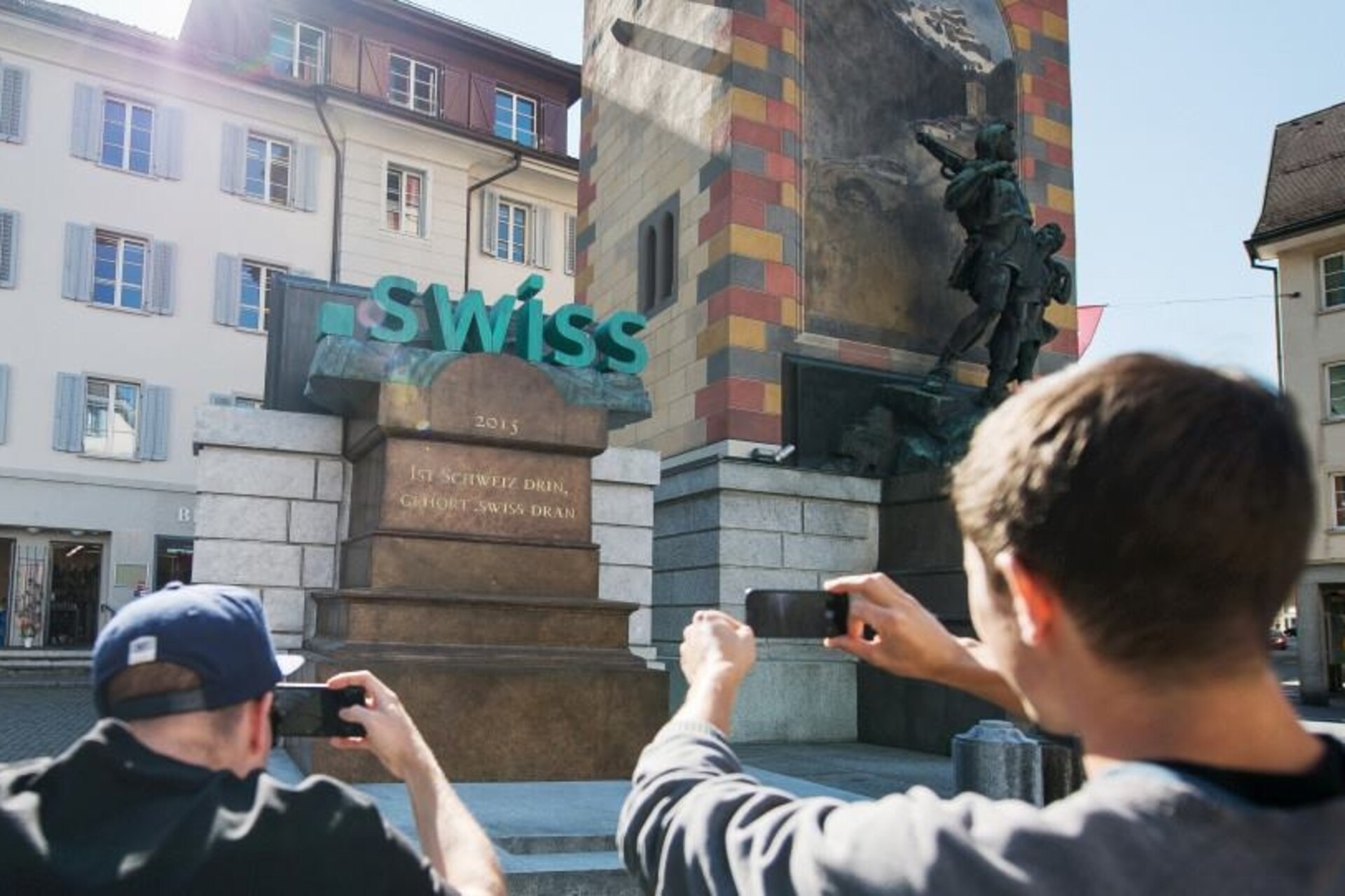 .swiss: ".swiss" TLD fra Schweiz repræsenteret ved siden af ​​William Tell i det historiske centrum af Altdorf