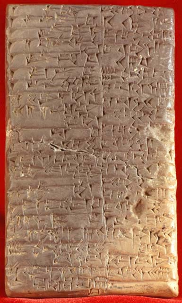 Cuneiforme: una rappresentazione della scrittura cuneiforme su una tavoletta accadica