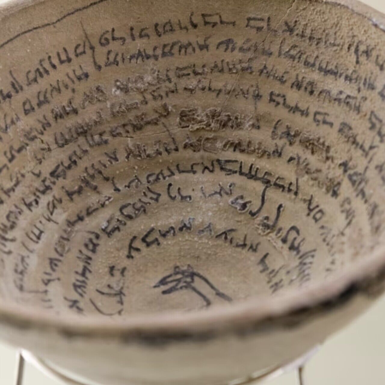 Cuneiforme: Uma representação da escrita cuneiforme em um vaso acadiano