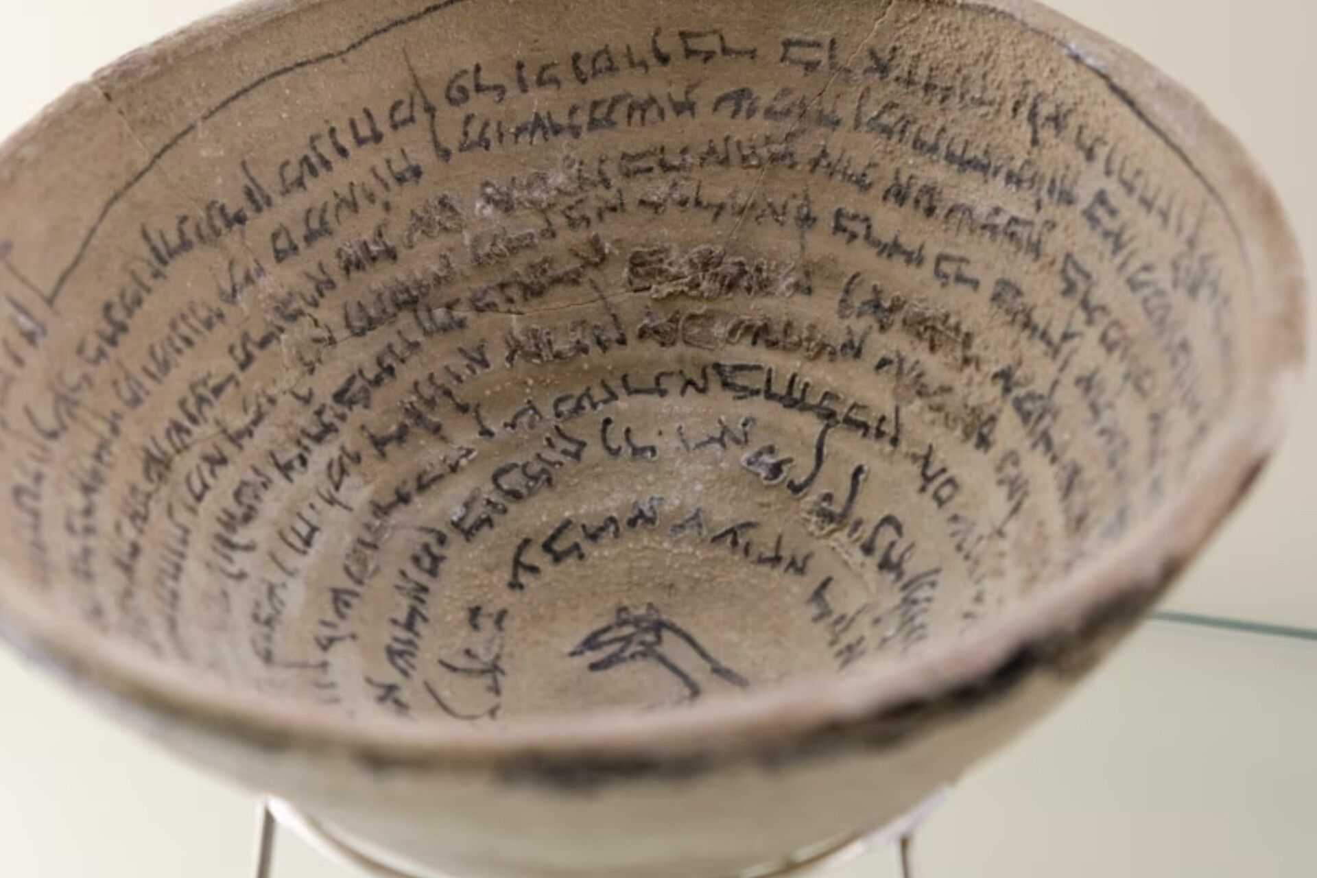 Cuneiforme: Uma representação da escrita cuneiforme em um vaso acadiano