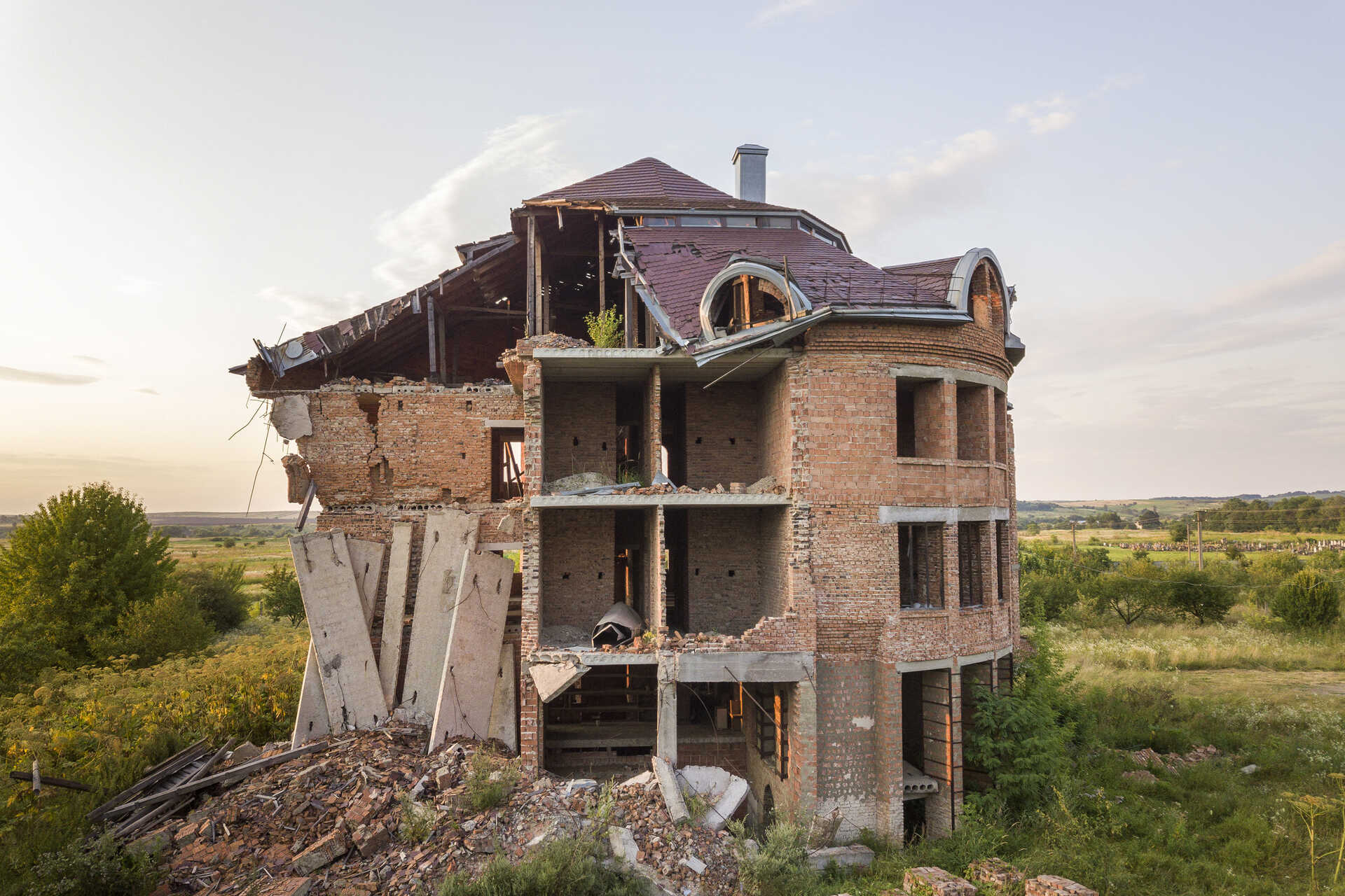 재산: 지진으로 피해를 입은 건물