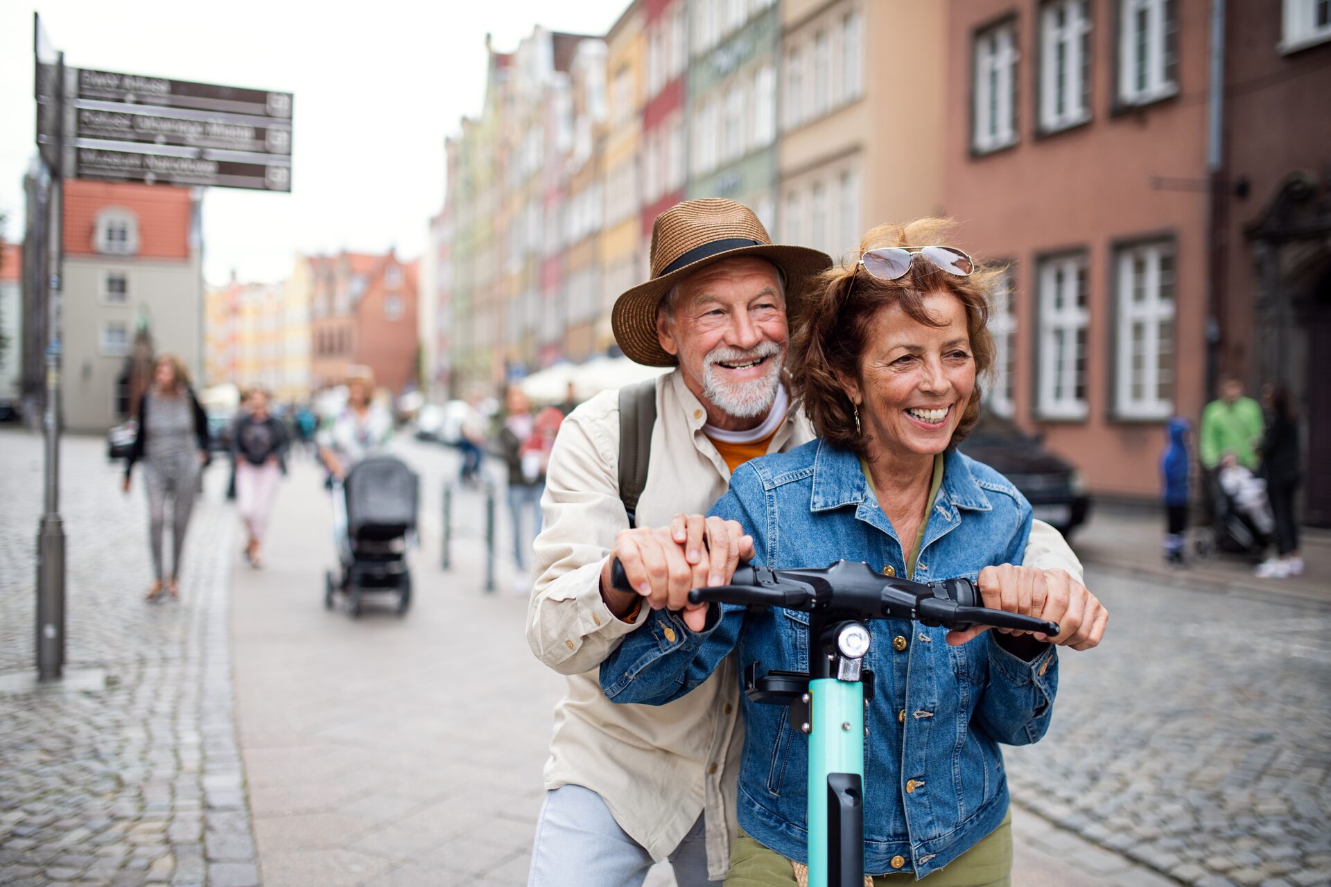 Mobilità dolce: il cattivo esempio di due persone anziane circolanti in città a bordo dello stesso monopattino