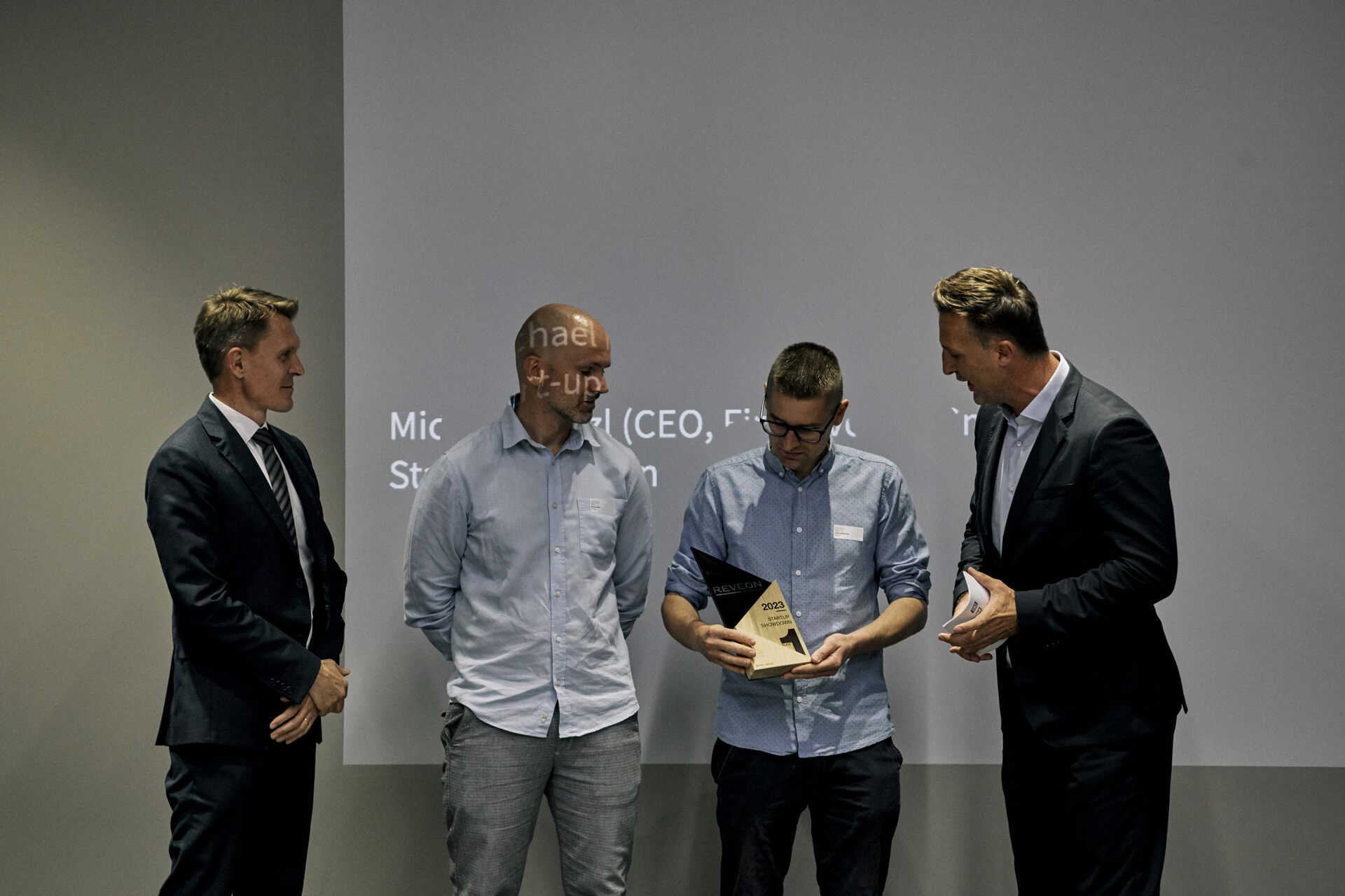 NOI Techpark: i vincitori finali del primo Start-up Showdown Alto Adige, organizzato nel 2023, con Ulrich Stofner, CEO del NOI Techpark di Bolzano, e con Michael Hölzl, CEO di First Avenue, a destra