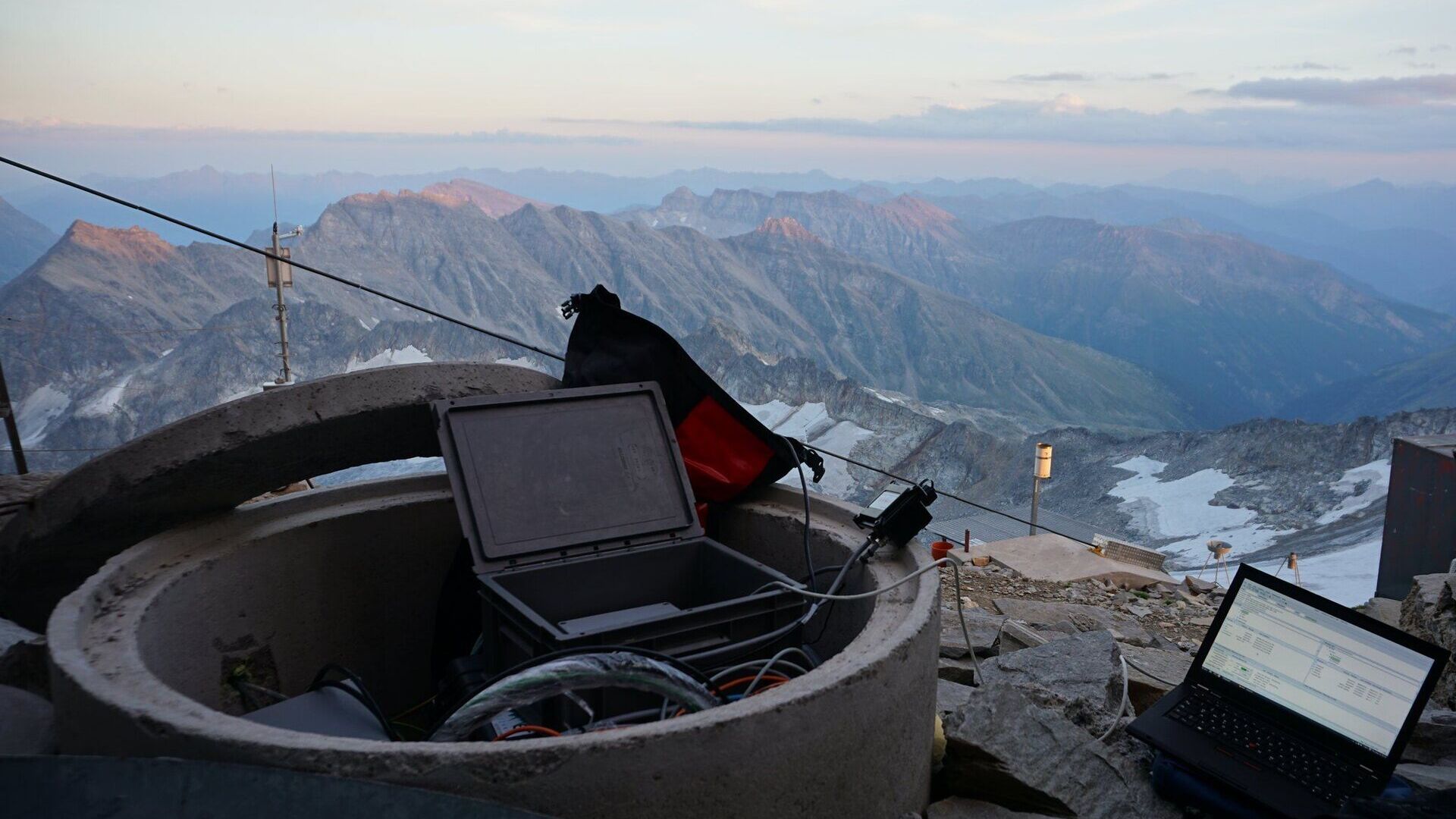 Хуванцар: Австрийн цаг уур, геофизикийн төв хүрээлэнгийн "Хохер Соннблик" уулан дээрх хэмжих хэрэгсэл