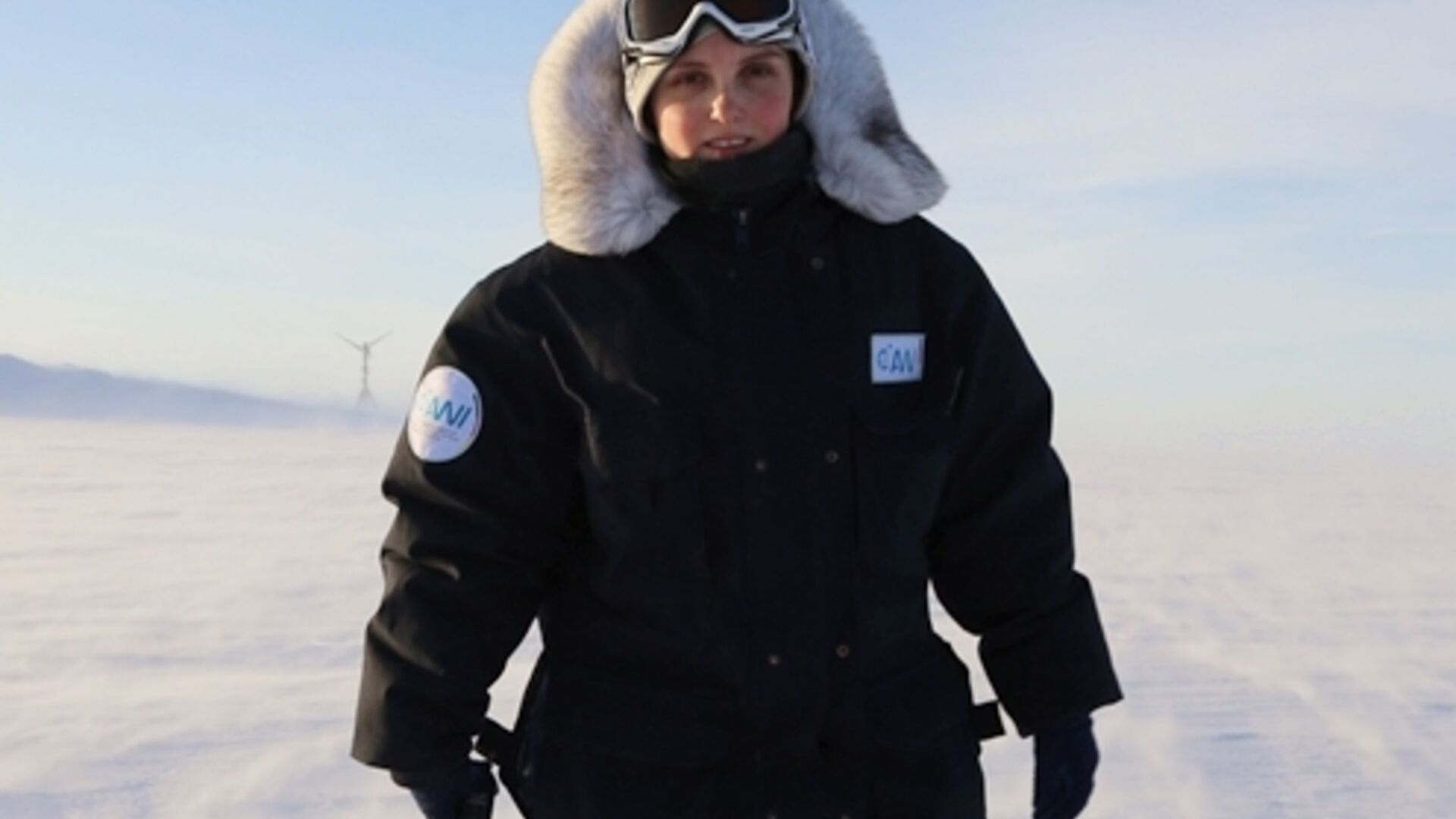 प्लास्टिक फील्डवर्क: आर्कटिक शोधकर्ता और होहर सोनब्लिक पर्वत पर वेधशाला के प्रमुख एल्के लुडविग ने अपनी टीम के साथ मिलकर नैनोप्लास्टिक के नमूने एकत्र किए: प्रतिभाशाली शोधकर्ता ने पहले अंटार्कटिका में अनुसंधान स्टेशन जर्मन पोलारिस में काम किया था