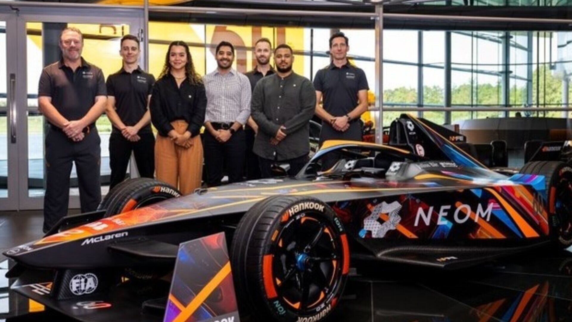 NEOM McLaren : l'équipe et la livrée fille de l'IA
