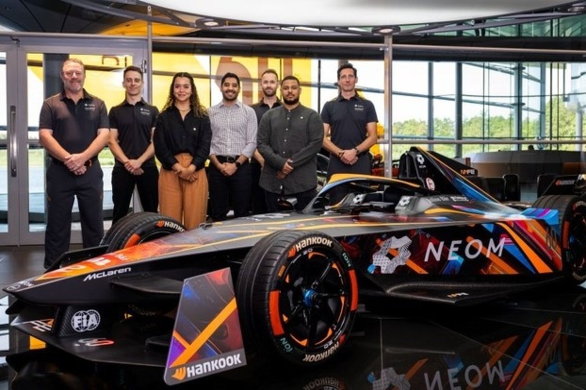 NEOM McLaren : l'équipe et la livrée fille de l'IA