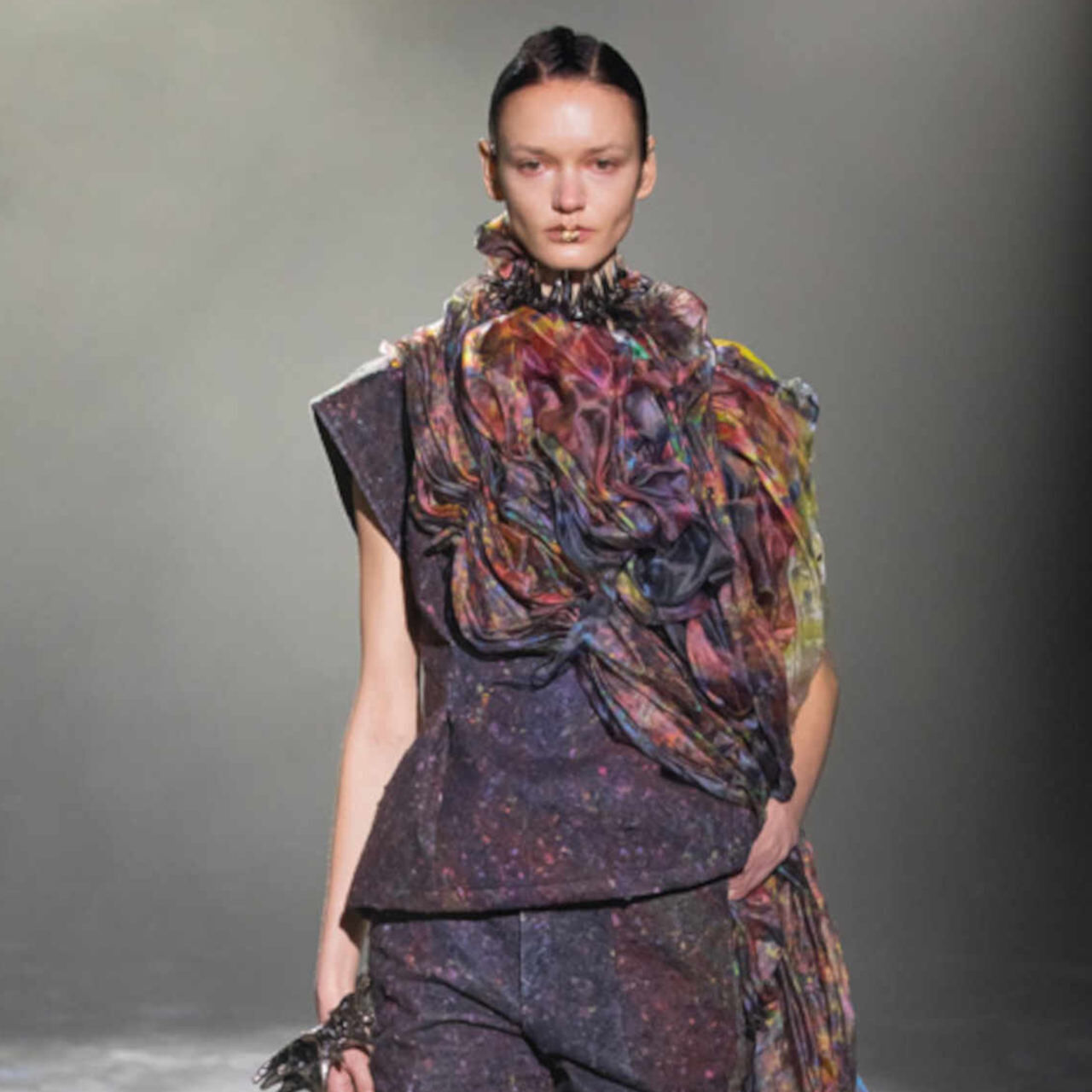 Одржлива мода: Јуима Наказато и колекцијата висока мода што доаѓа од депонијата