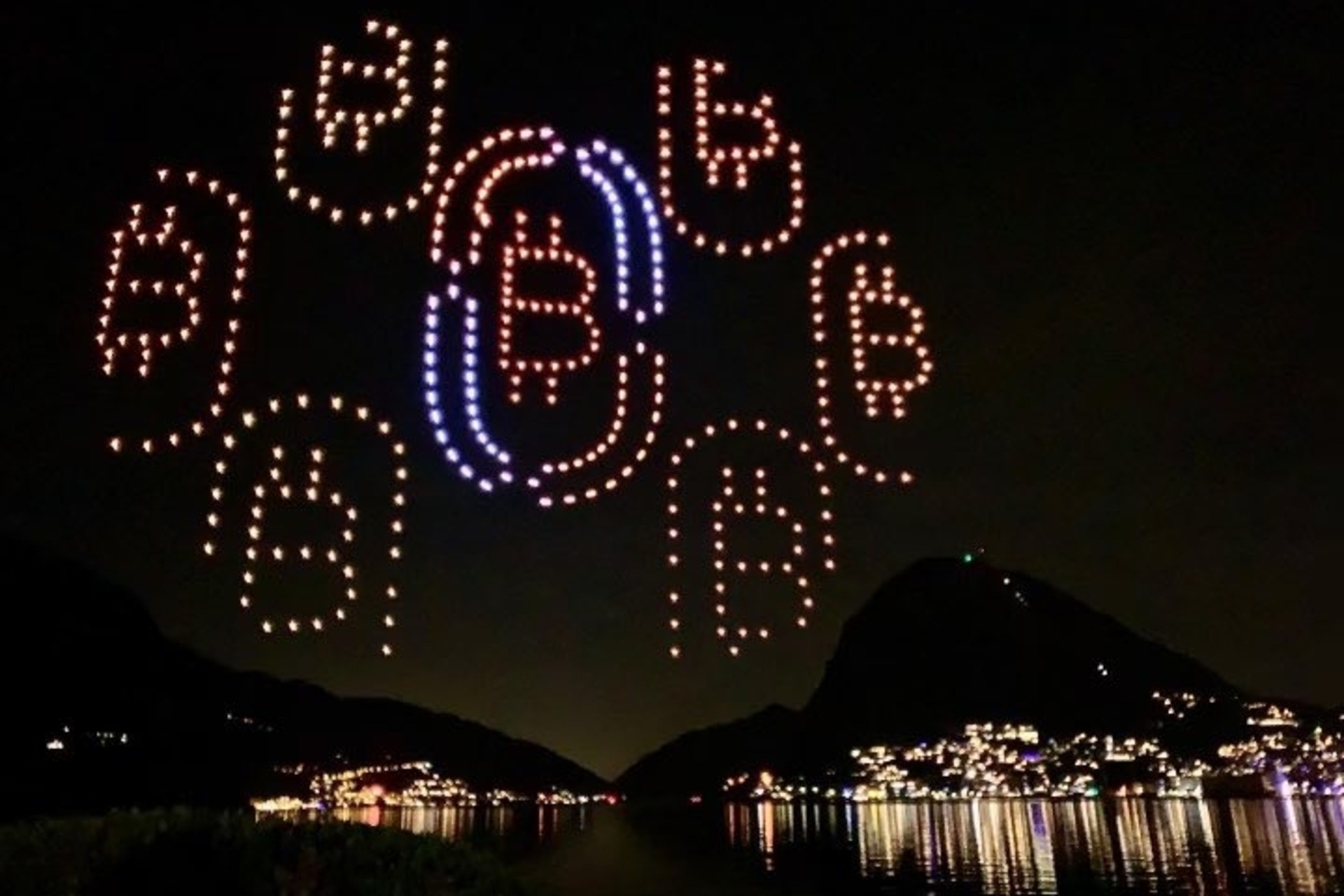 Lugano's Plan ₿: lo spettacolo dei droni in cielo sul lago