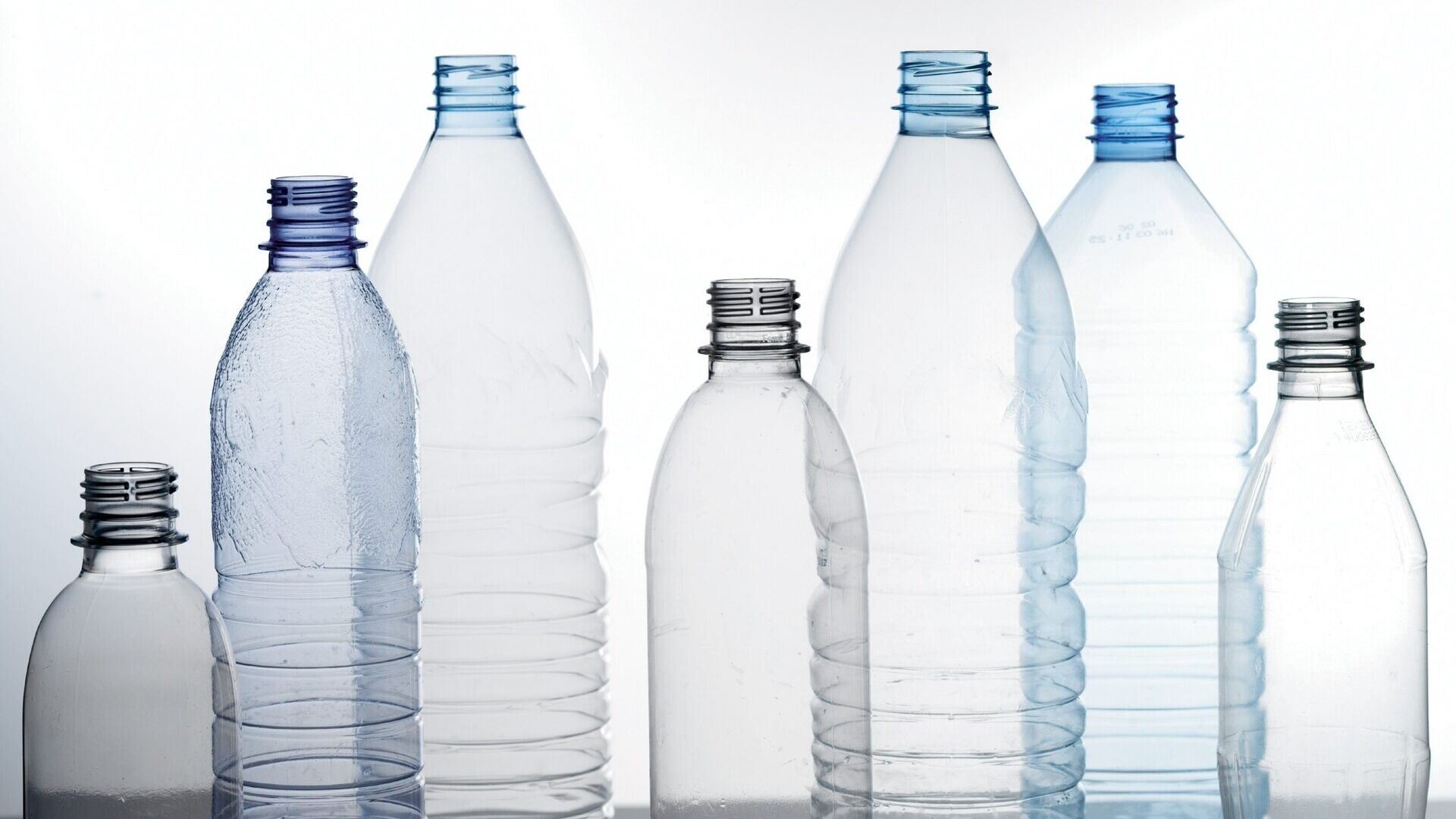 PET: újrahasznosított polietilén-tereftalát palackok