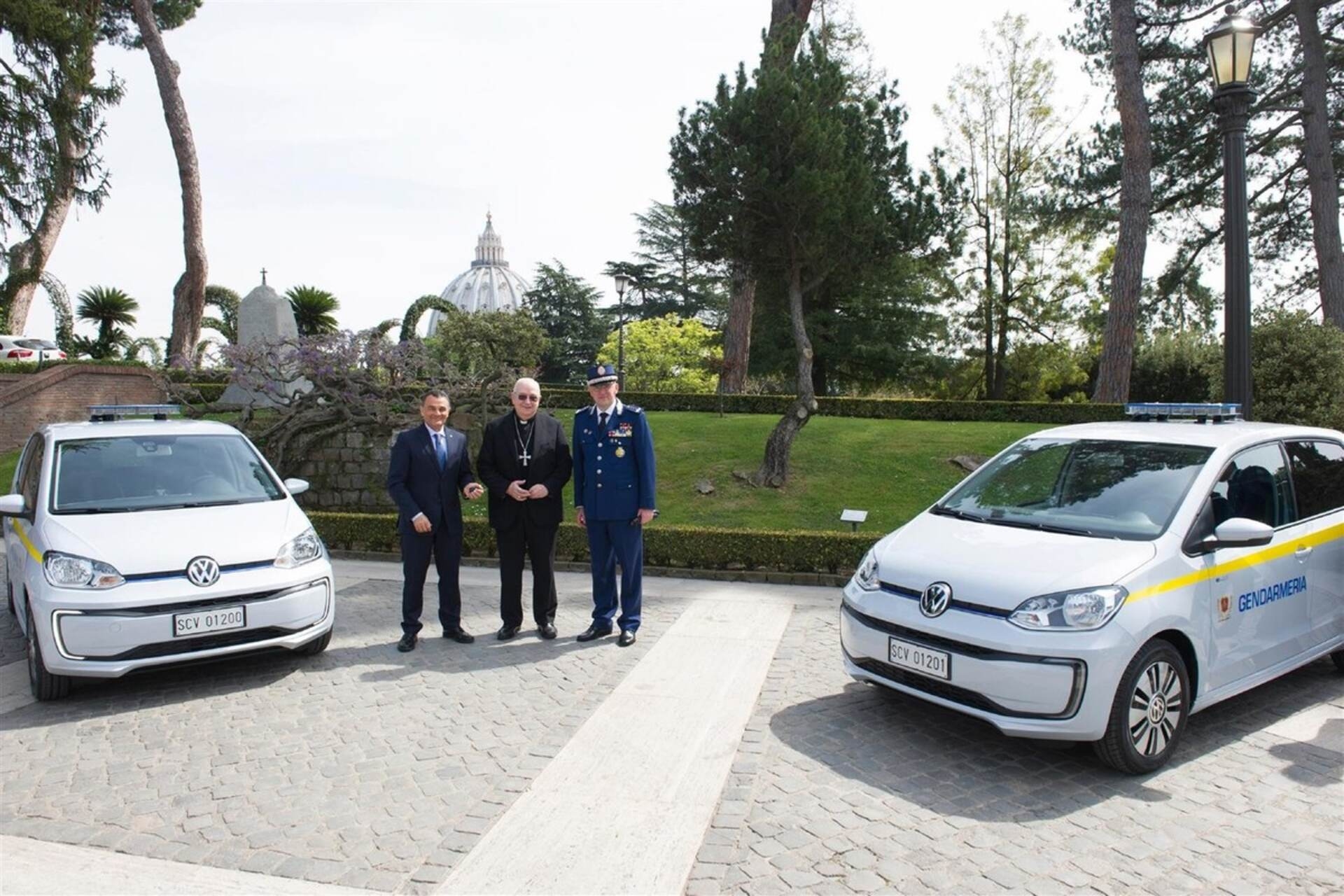 Papa Francesco: la consegna delle VW e-up! elettriche alla Gendarmeria Vaticana