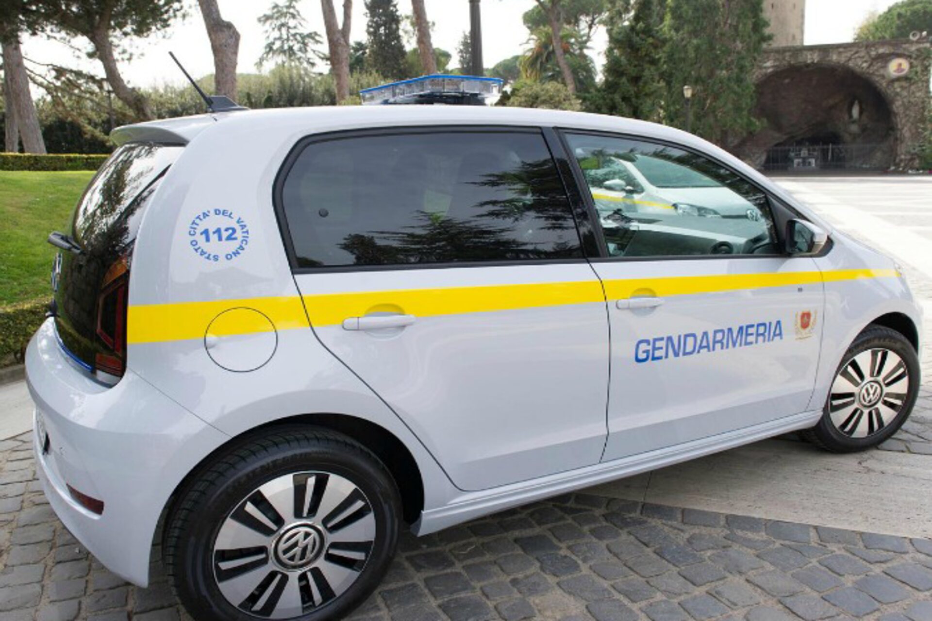 Pāvests Francisks: Volkswagen e-ups! no Vatikāna žandarmērijas