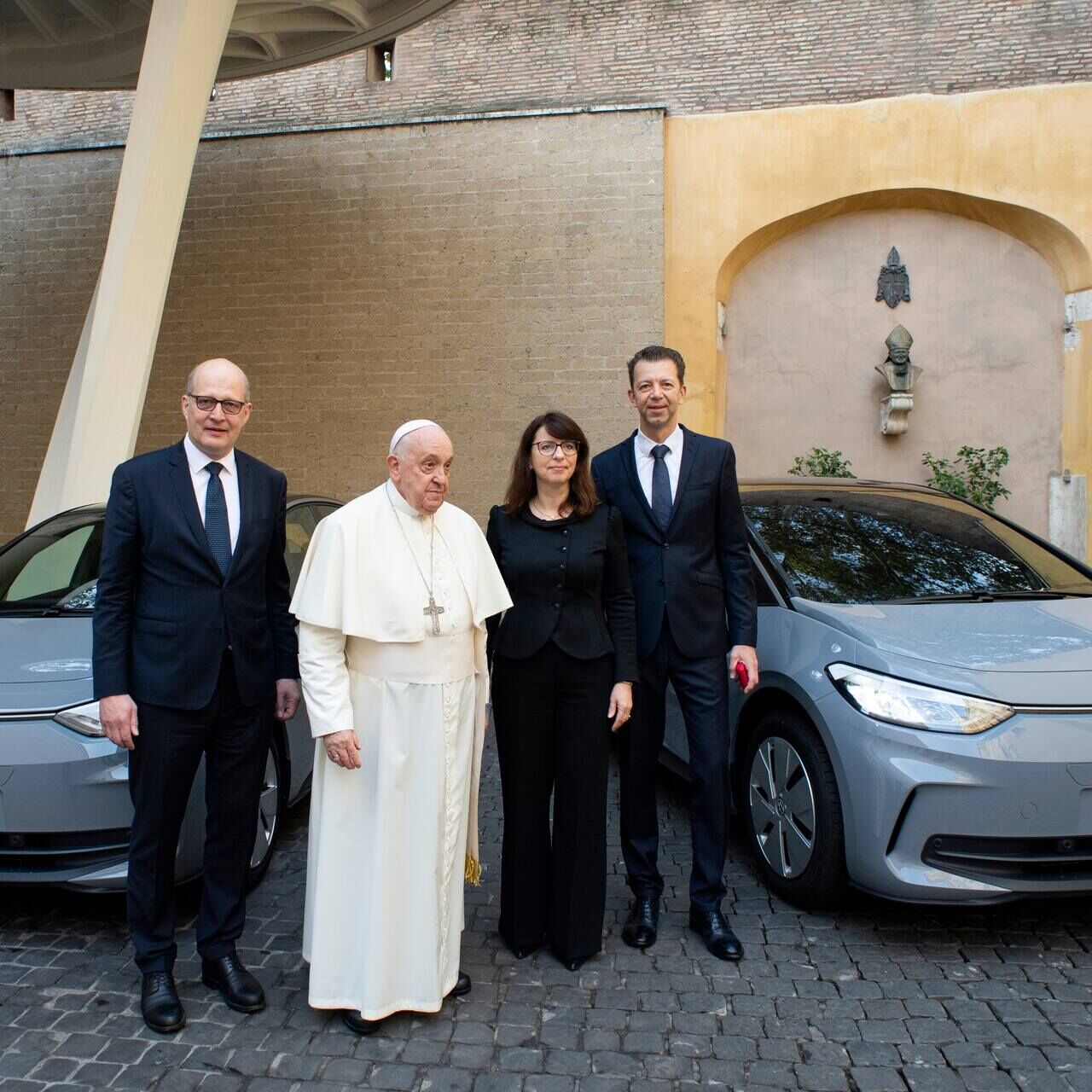 Papa Francesco: la consegna delle nuove VW elettriche alla Città del Vaticano