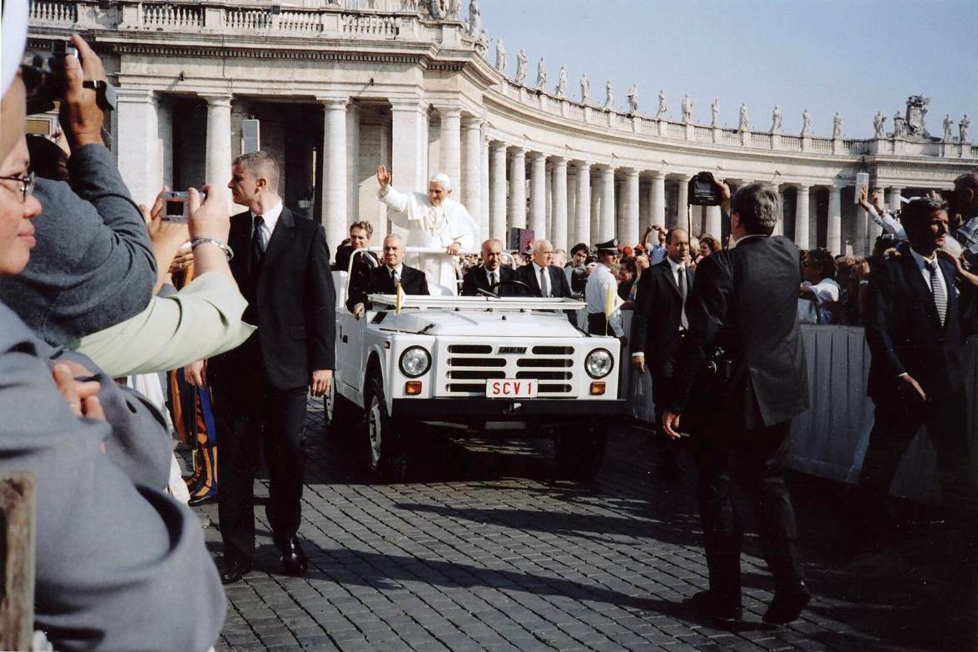 Papa Francesco: la “vecchia” Fiat 1107 Nuova Campagnola targata “SCV 1”