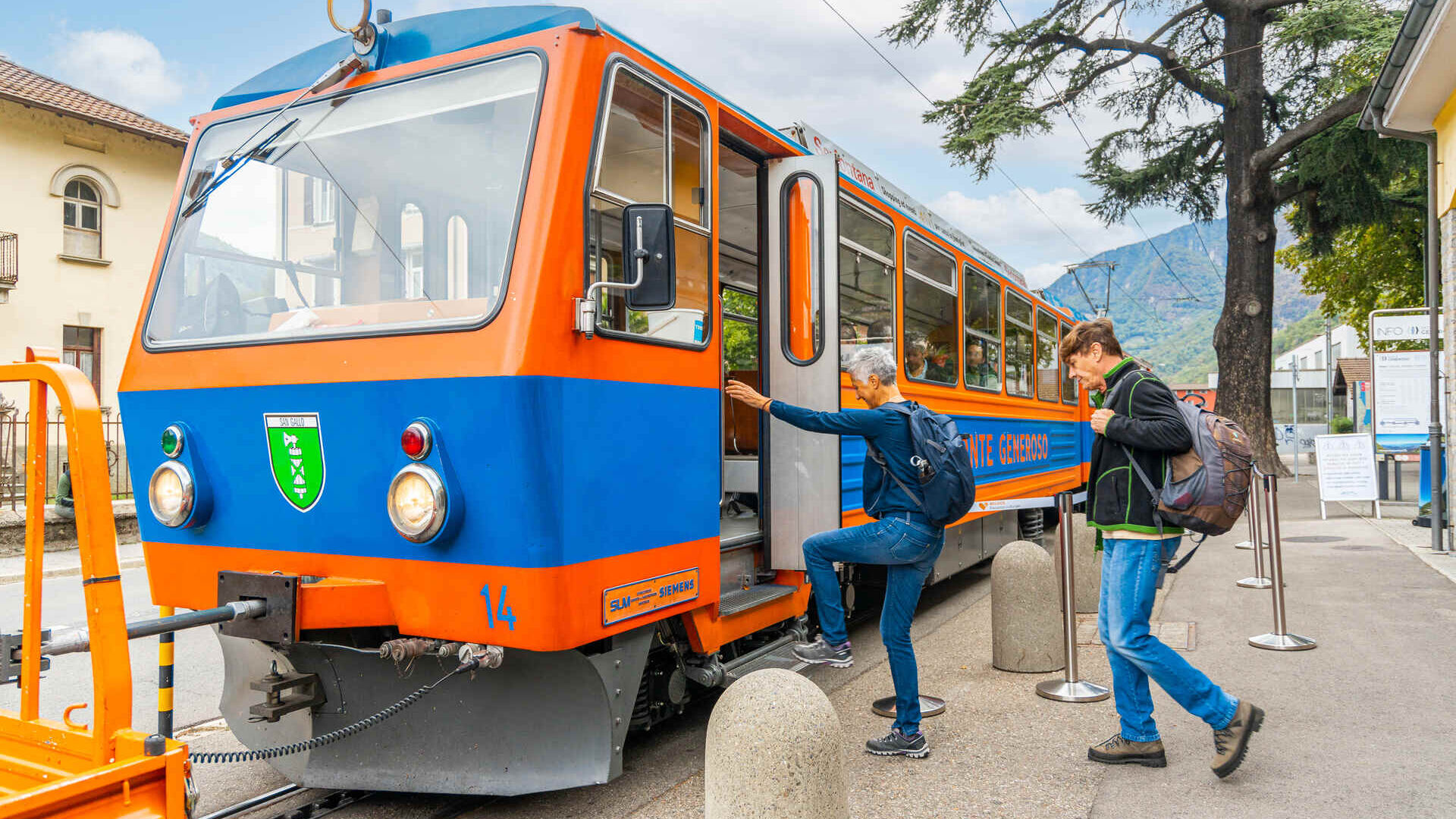 Монте Џенеросо: класичните сини и портокалови вагони на железницата