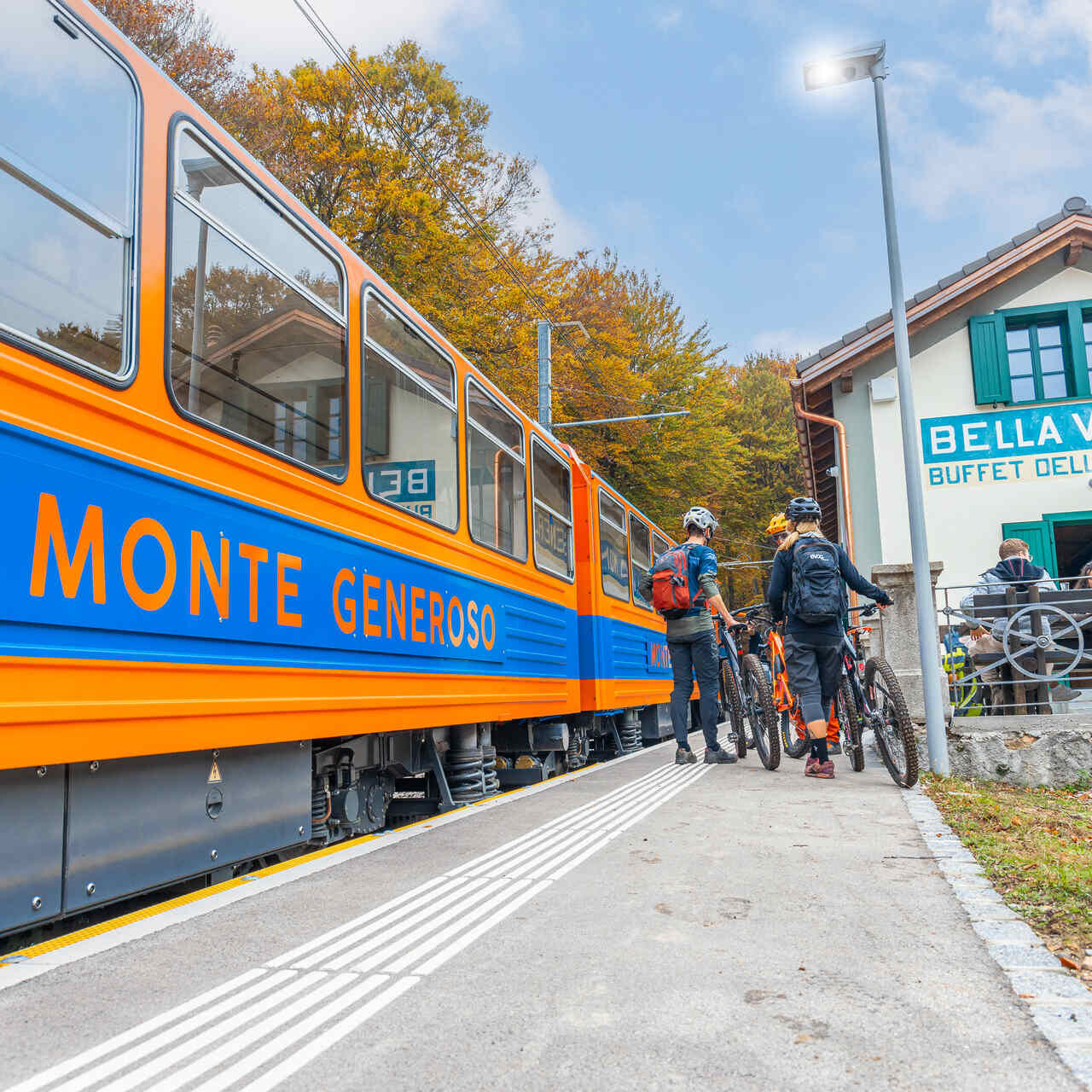 Monte Generoso: класічныя сінія і аранжавыя вагоны чыгункі