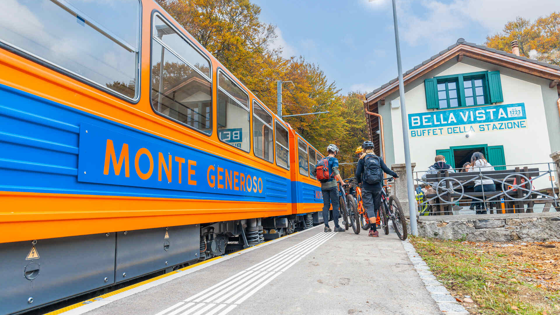 Монте Женеросо: төмөр замын сонгодог цэнхэр, улбар шар өнгийн вагонууд