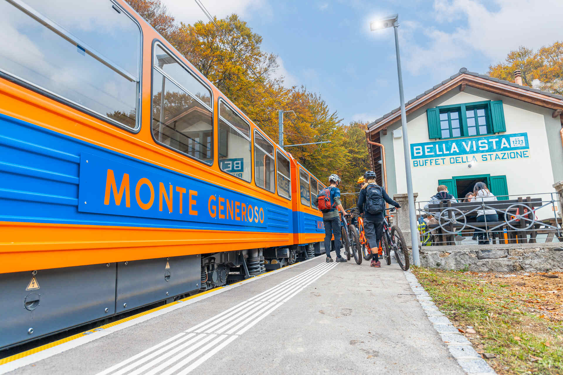 Monte Generoso: klasikiniai mėlyni ir oranžiniai geležinkelio vagonai