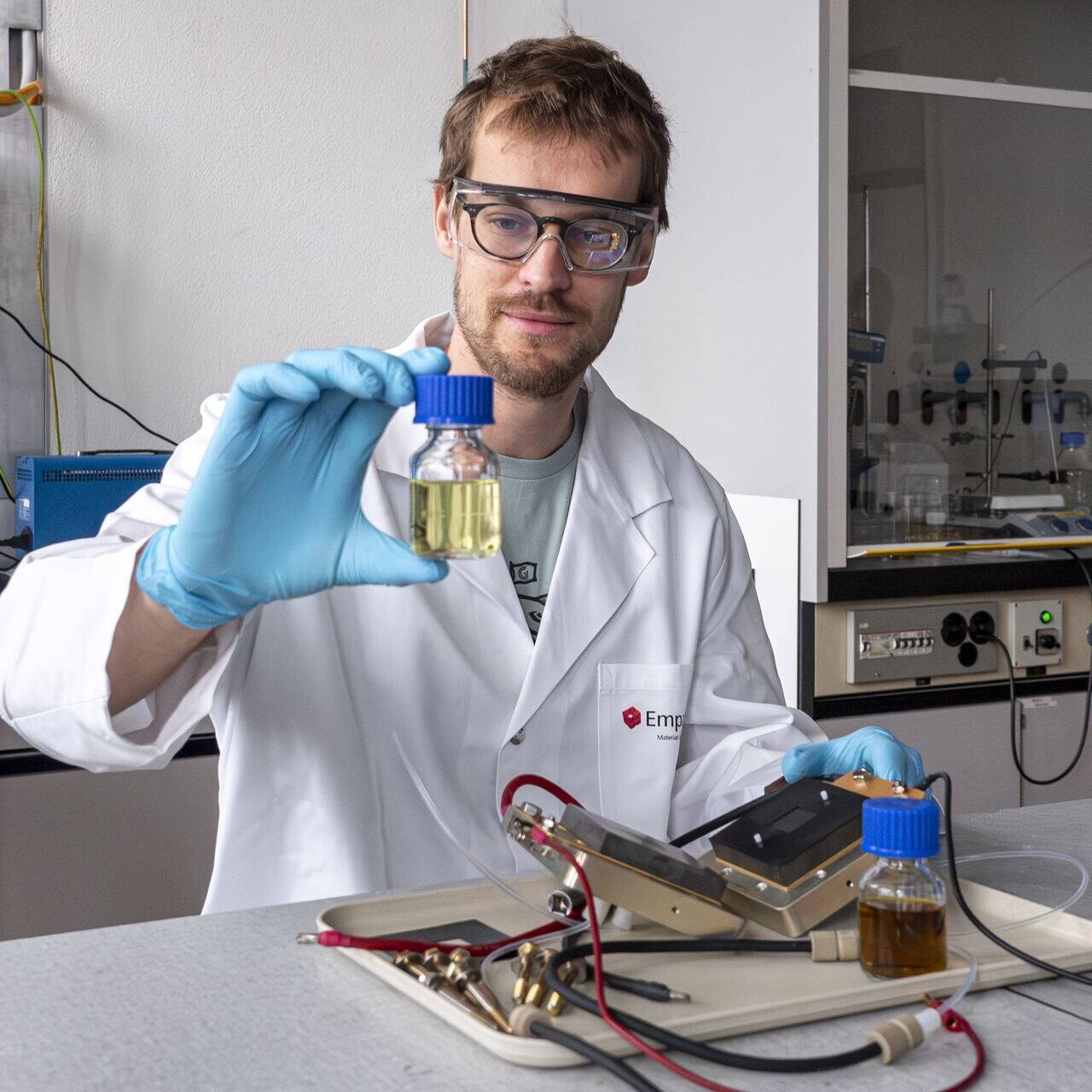 Batterie: David Reber, giovane ricercatore dell’EMPA in Svizzera, intende disaccoppiare completamente l'accumulo di energia dalla soluzione elettrolitica per svecchiare i tradizionali concetti della batteria a flusso a base d’acqua