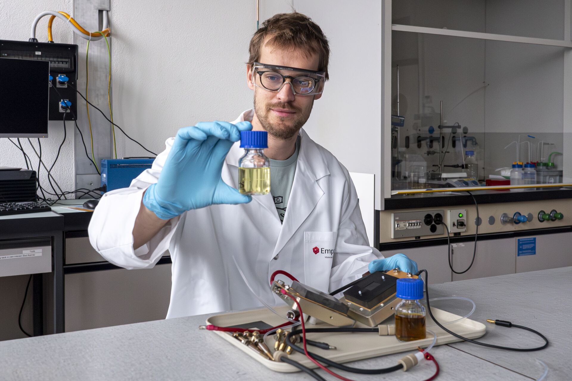 Batterier: David Reber, en ung forsker ved EMPA i Schweiz, har til hensigt fuldstændigt at afkoble energilagring fra elektrolytløsningen for at modernisere traditionelle vandbaserede flowbatterikoncepter