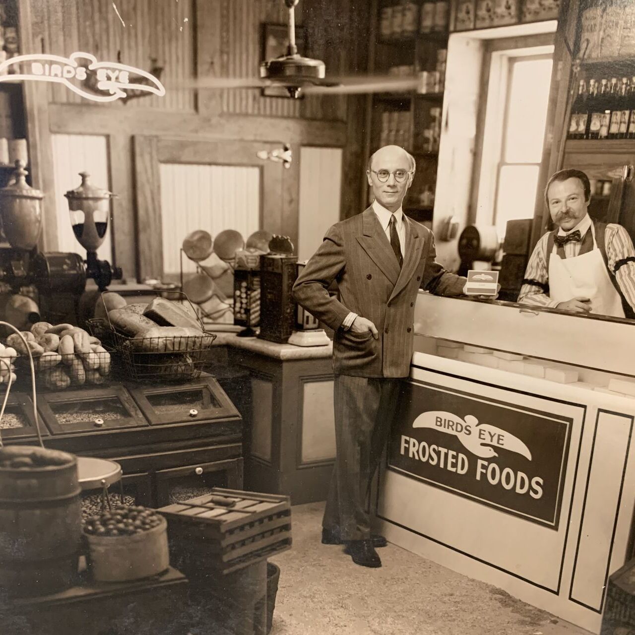 Frysning: uppfinnaren Clarence Birdseye i en butik som annonserar försäljning av frysta livsmedel