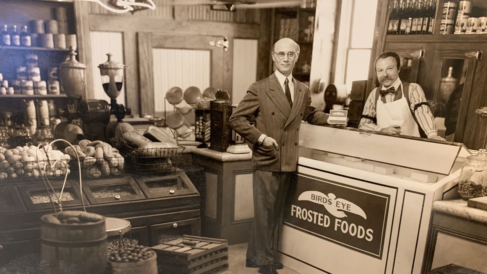 Ngrirja: shpikësi Clarence Birdseye në një dyqan që reklamon shitjen e ushqimeve të ngrira