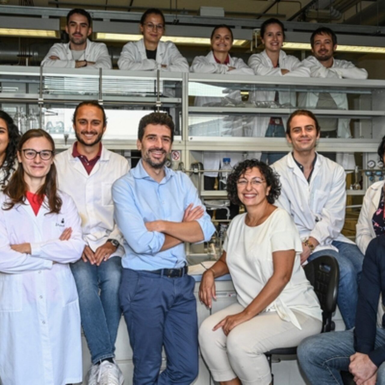 Crostacei: Claudia Crestini e Matteo Gigli in laboratorio con i ricercatori e le ricercatrici del loro team presso l’Università Ca’ Foscari di Venezia