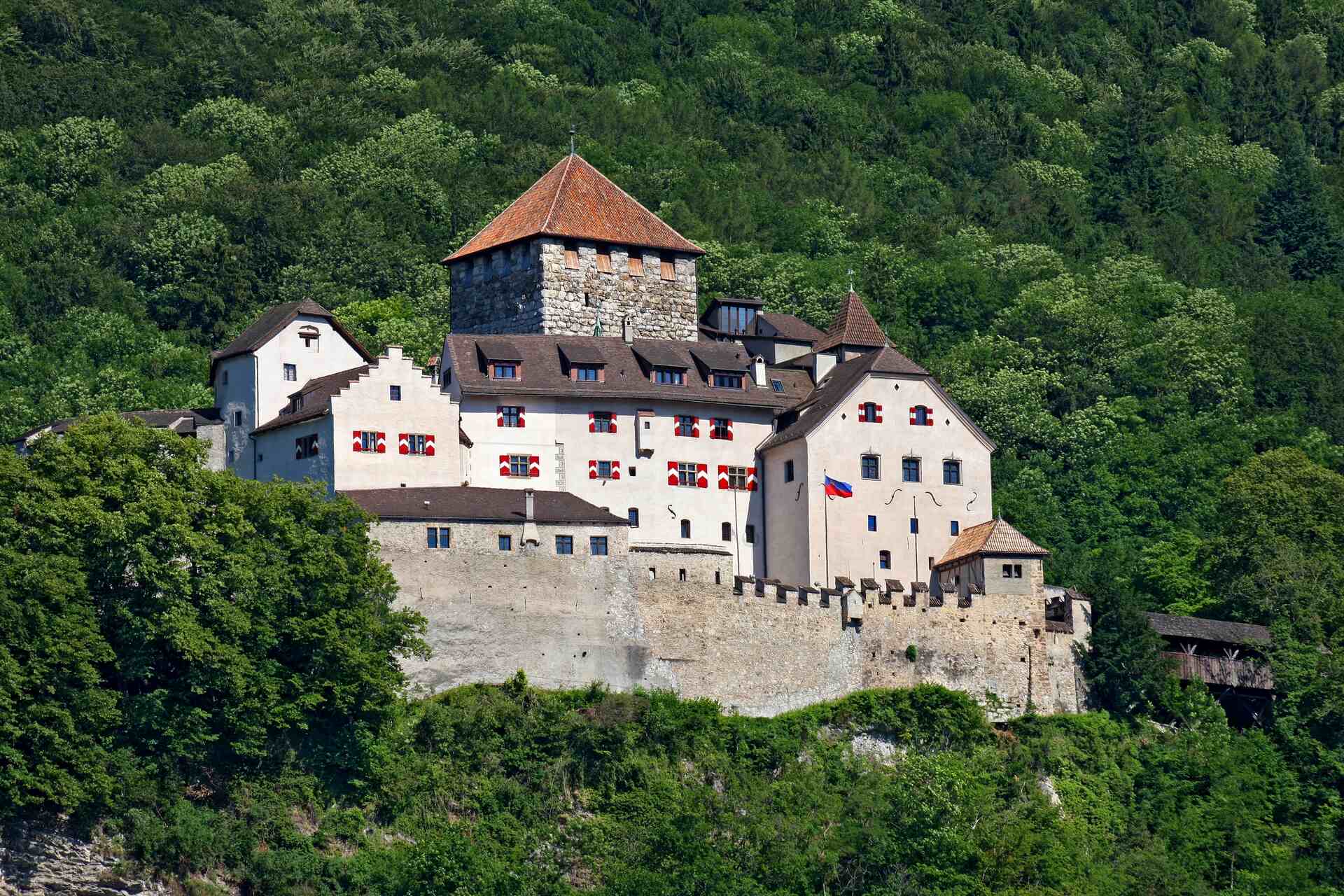 Liechtenstein: ang Castle sa taas ng Vaduz, ang kabisera ng estado, ay ang opisyal na tirahan ng mga Prinsipe