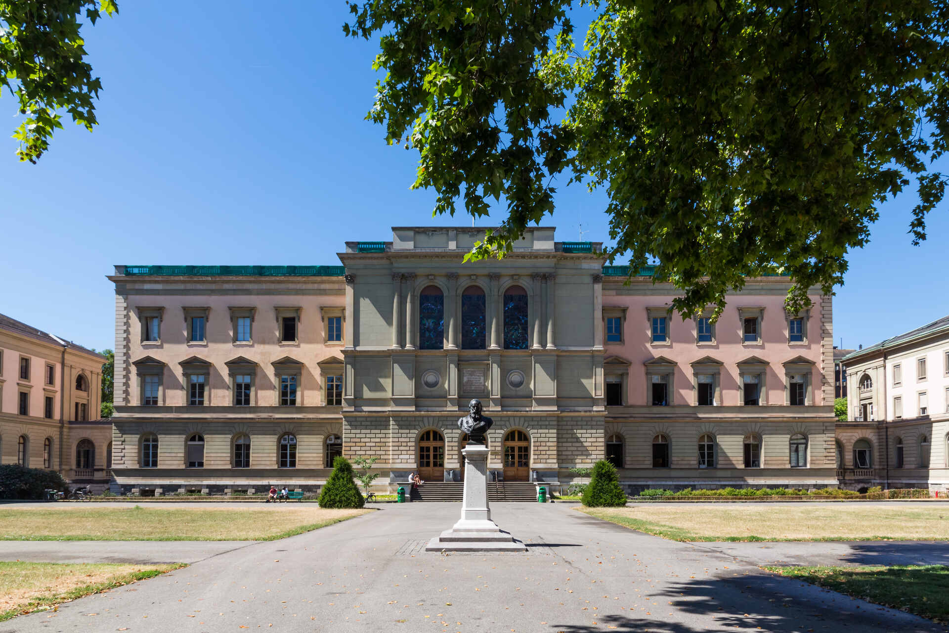 Majmok: a Genfi Egyetem főépülete Svájcban
