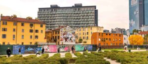 Volvo: väggmålningen skapad i Milano Portanuova-distriktet med en speciell färg som kan rena den omgivande luften