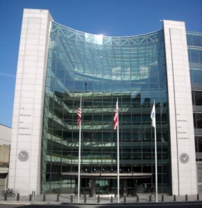 ETF: Вашингтонда орналасқан Бағалы қағаздар және биржа комиссиясы (SEC) қор биржаларын қадағалауға жауапты АҚШ федералды органы болып табылады.
