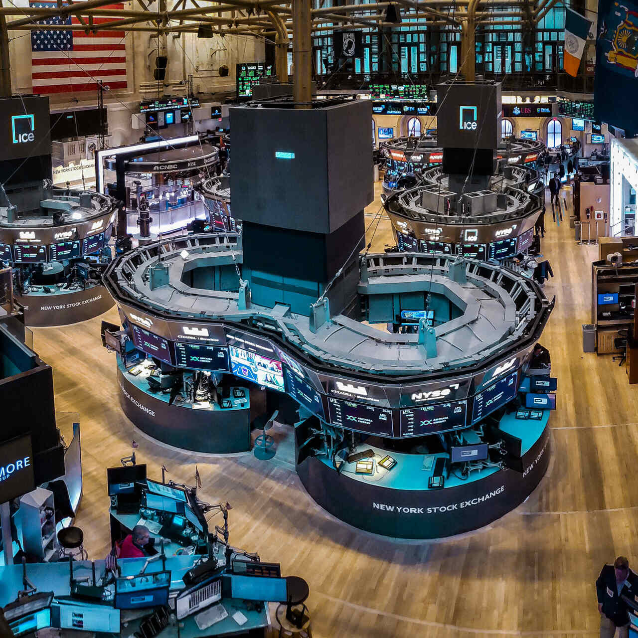 ETF: 유명한 월스트리트를 기반으로 하고 1817년에 설립된 뉴욕 증권 거래소(약어: New York Stock Exchange 또는 NYSE)의 거래 현장