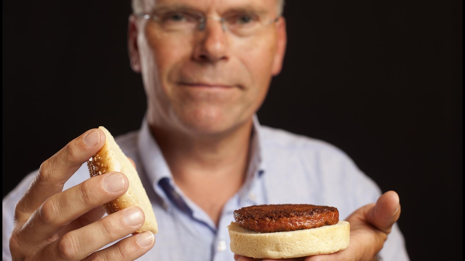 Mishi i kultivuar: Mark Post, "babai" i mishit të kultivuar, i zbulon botës hamburgerin e parë të prodhuar përmes bujqësisë celulare