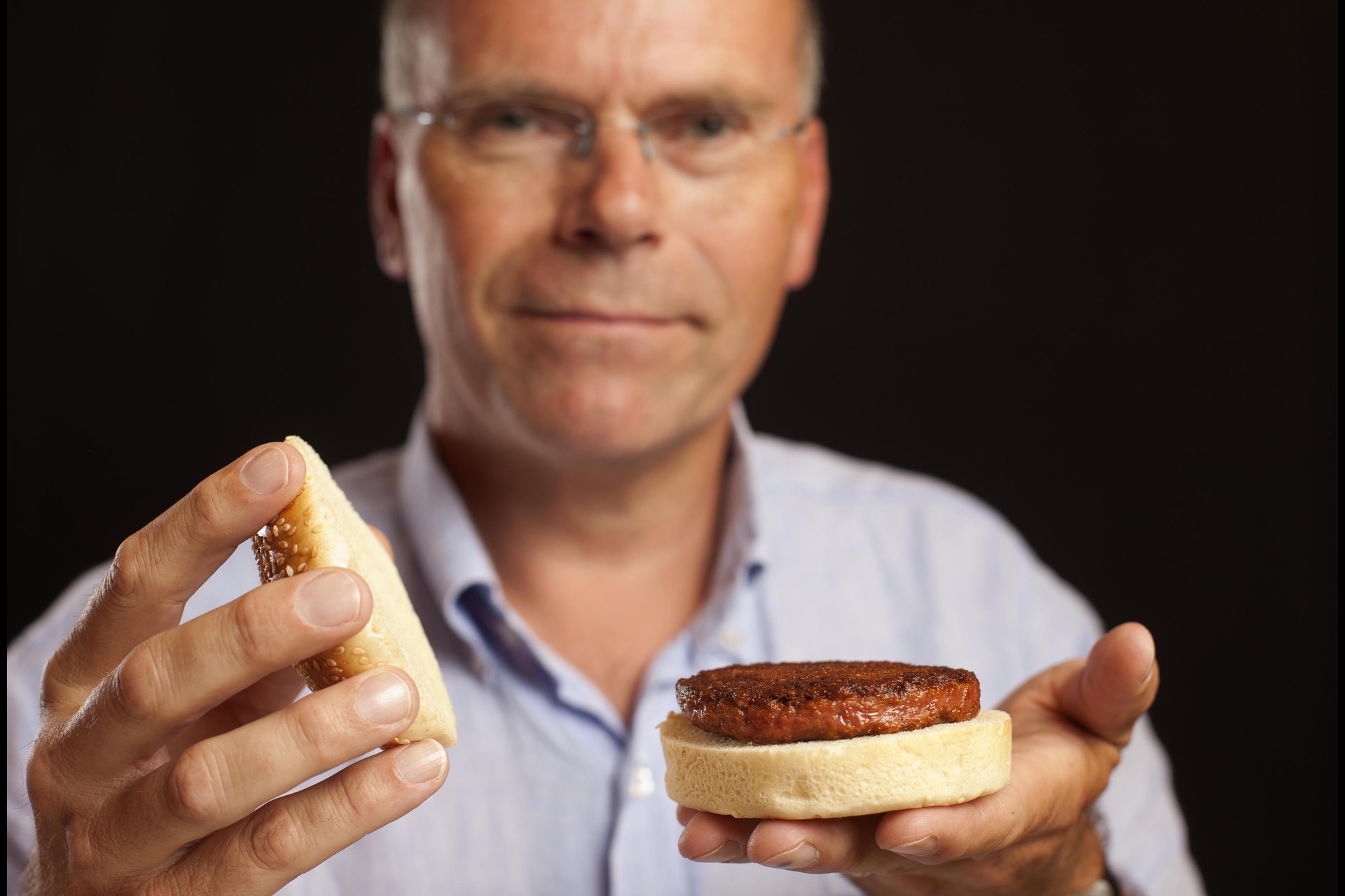 Культивированное мясо: Марк Пост, «отец» культивированного мяса, представляет миру первый гамбургер, произведенный с помощью клеточного сельского хозяйства