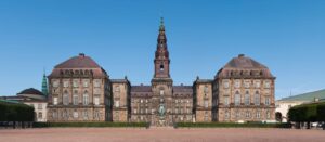 Švica Danska: palača Christiansborg je kraljeva stavba v Kopenhagnu, dom parlamenta, pisarn državnega ministra in vrhovnega sodišča Kraljevine