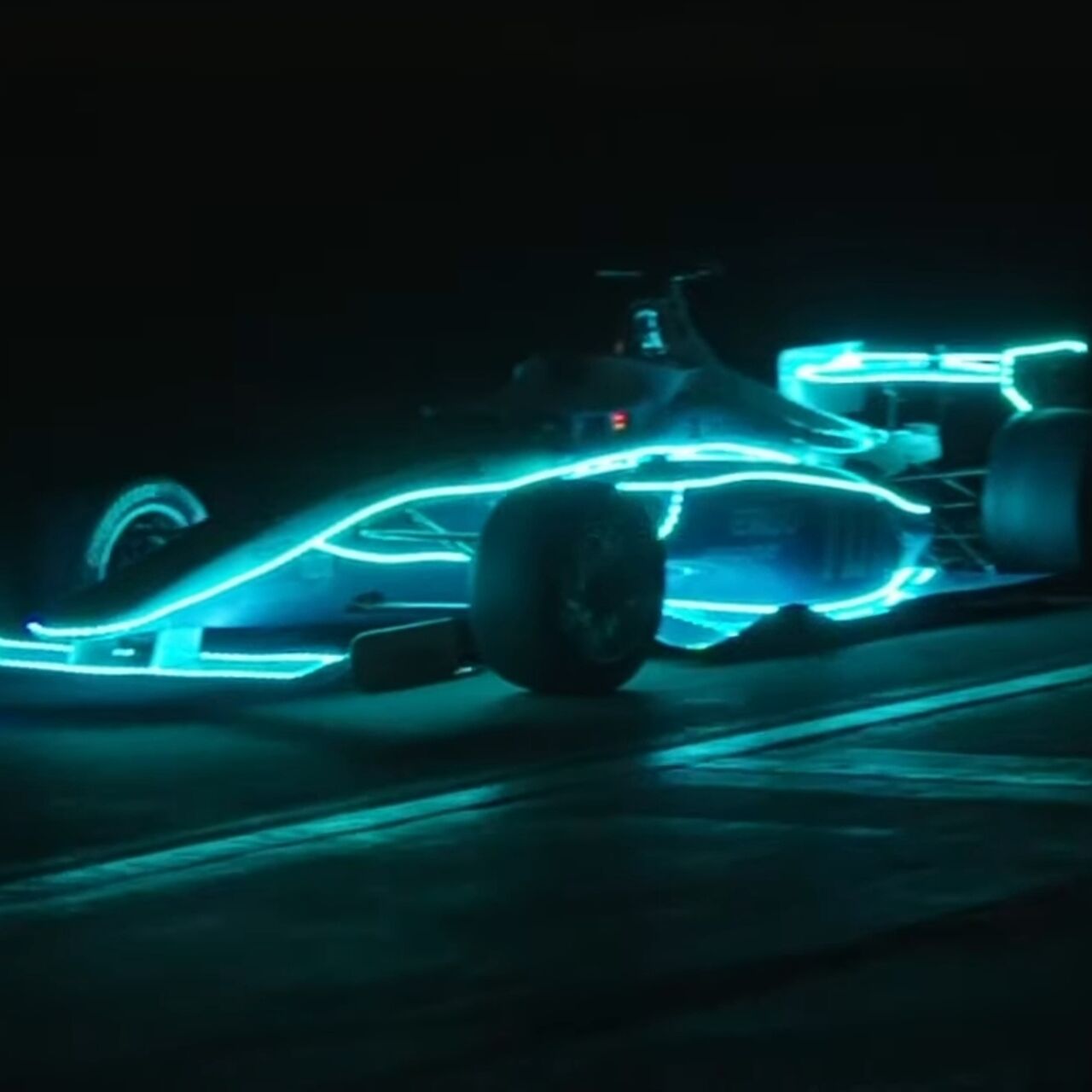 自動駕駛：印地自動駕駛挑戰賽的 Dallara AV-21 在拉斯維加斯賽車場的黑暗中行駛