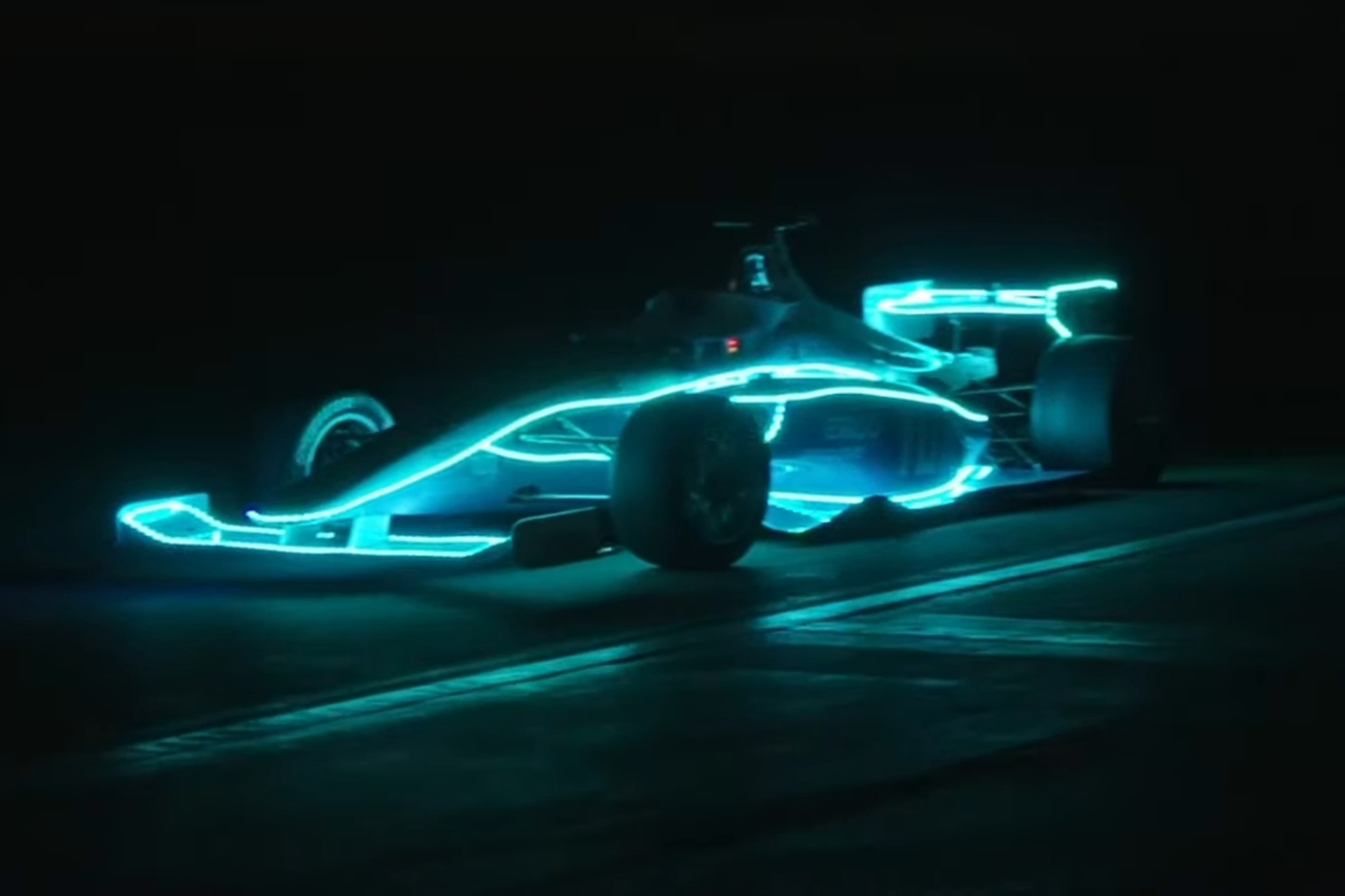Autonom kørsel: Dallara AV-21 fra Indy Autonomous Challenge i aktion i mørket på Las Vegas Motor Spedway