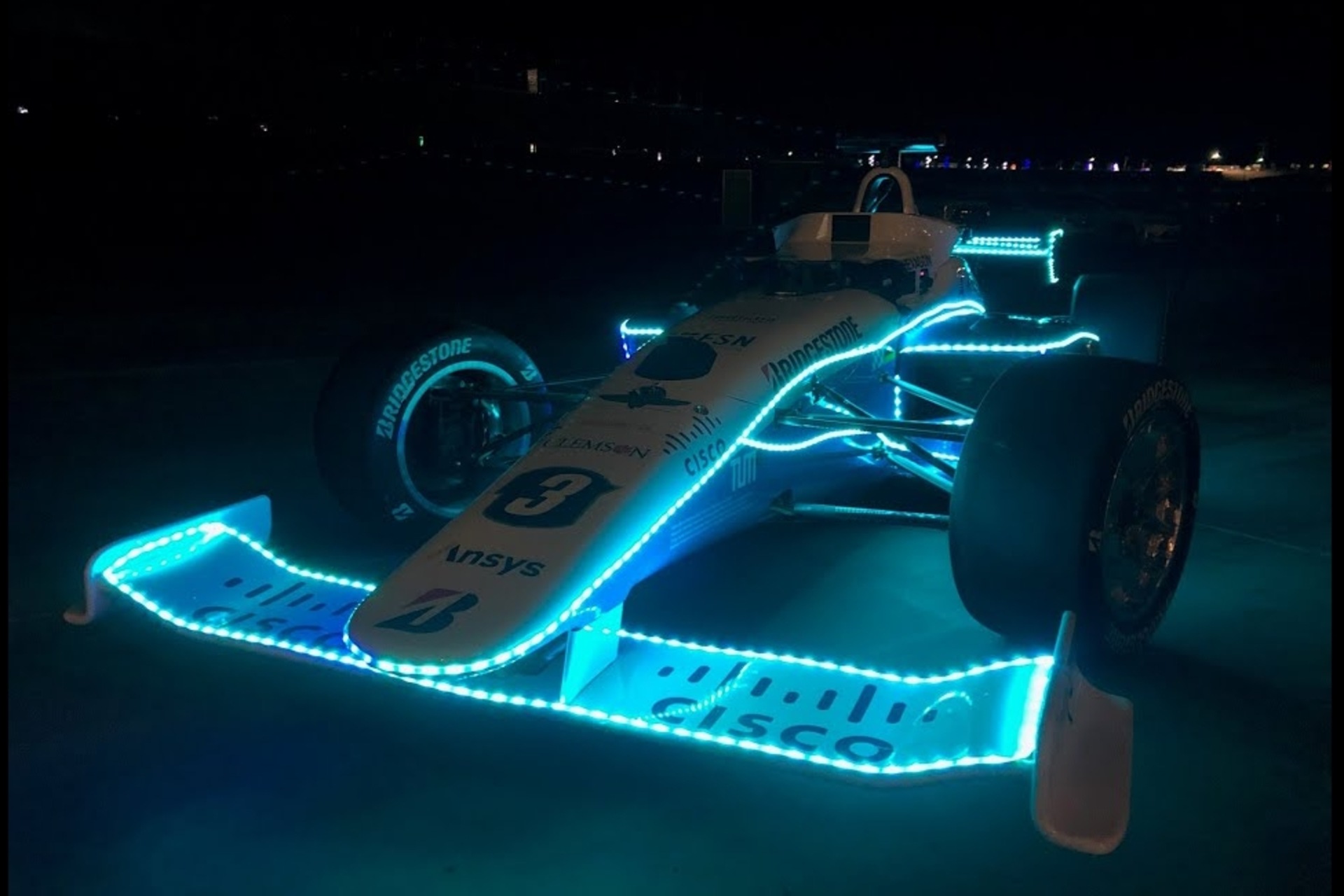 Autonómna jazda: Dallara AV-21 z Indy Autonomous Challenge v akcii v tme na Las Vegas Motor Spedway