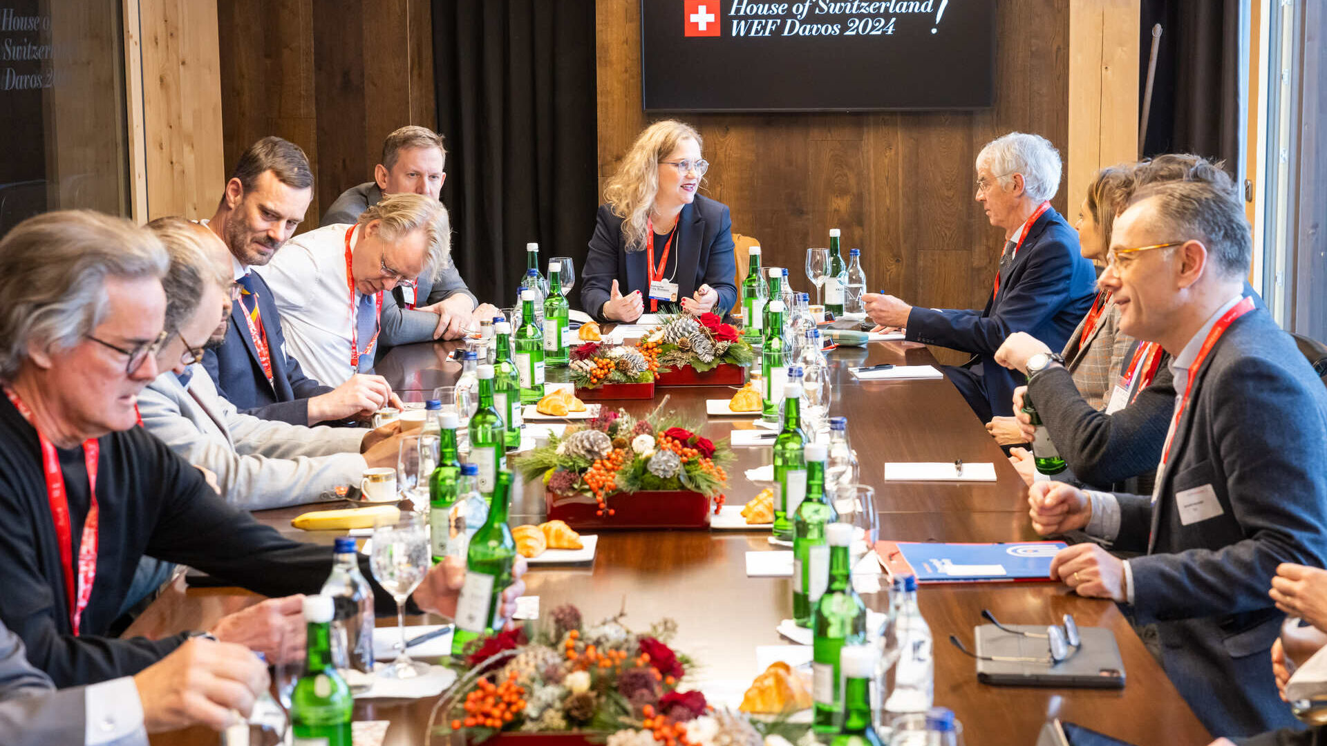 Kansainvälinen laskenta- ja tekoälyverkosto: "Swiss AI Initiative" -kokous (käynnistettiin Zürichin ja Lausannen liittovaltion ammattikorkeakoulun ja Sveitsin tieteellisen laskennan keskuksen kanssa) vuoden 2024 World Economic Forumissa Davosissa (Grisonsin kantonissa)