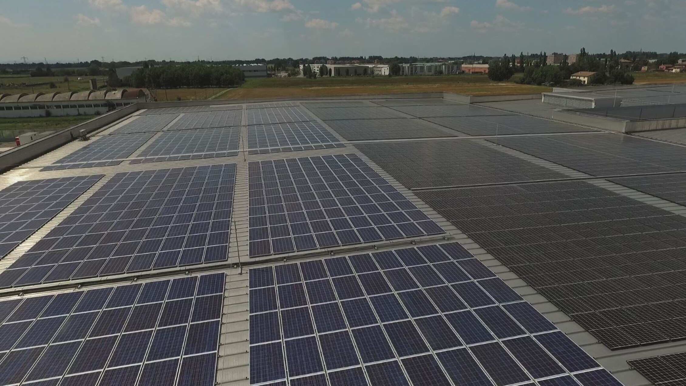 Philip Morris: paneles solares en el techo de Philip Morris Manufacturing and Technology Bolonia en Crespellano en Emilia-Romaña
